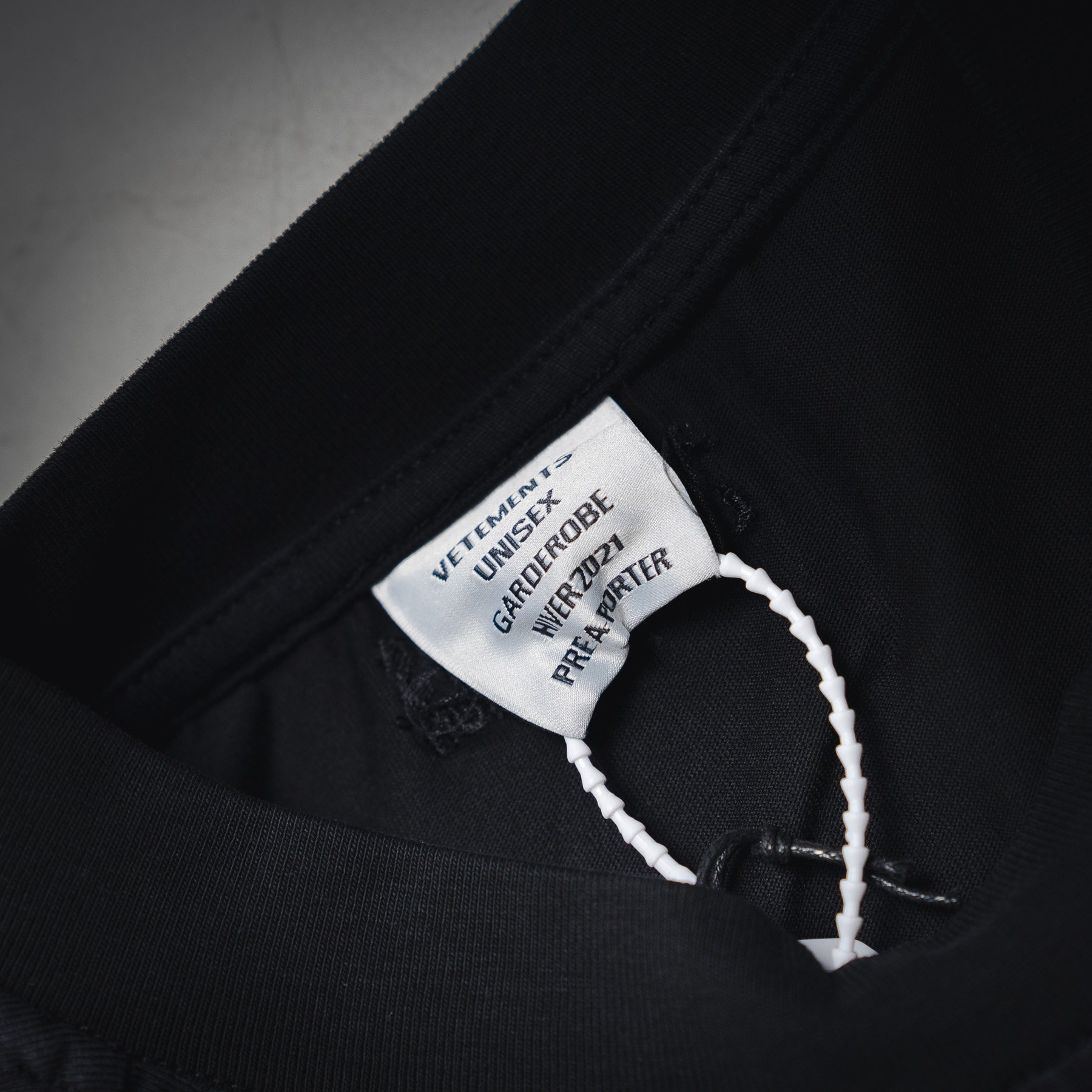 VETEMENTS维特萌25ss解构拼接风格做旧字母刺绣短袖T恤-Chinese UA Cheap High Quatity Brand Clothes Bags handbags Sneakers wholesale wholesaler seller from China Factory suppliers Fashion Clothing Shoes best Quality Beautiful Price VETEMENTS维特萌25ss解构拼接风格做旧字母刺绣短袖T恤