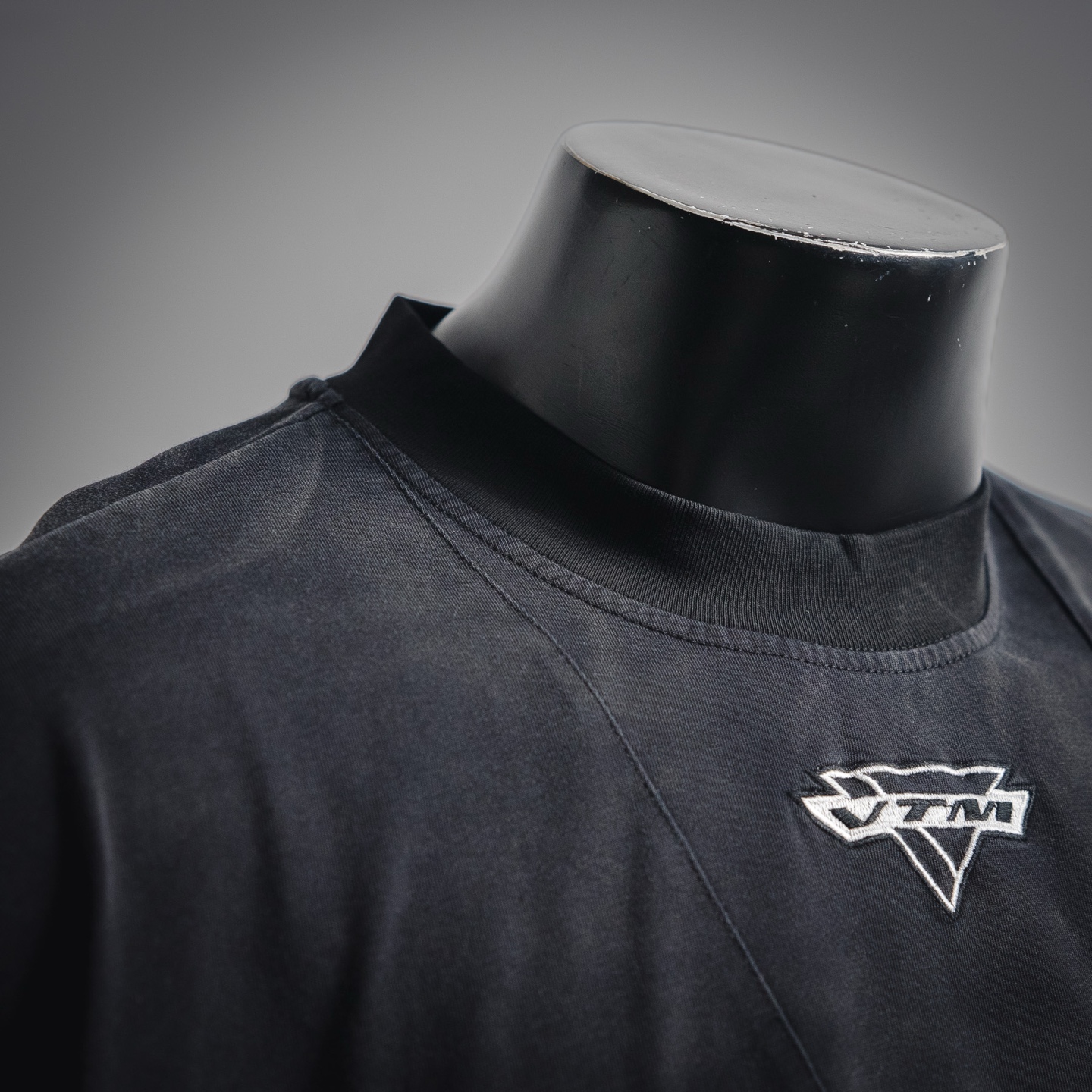 VETEMENTS维特萌25ss解构拼接风格做旧字母刺绣短袖T恤-Chinese UA Cheap High Quatity Brand Clothes Bags handbags Sneakers wholesale wholesaler seller from China Factory suppliers Fashion Clothing Shoes best Quality Beautiful Price VETEMENTS维特萌25ss解构拼接风格做旧字母刺绣短袖T恤