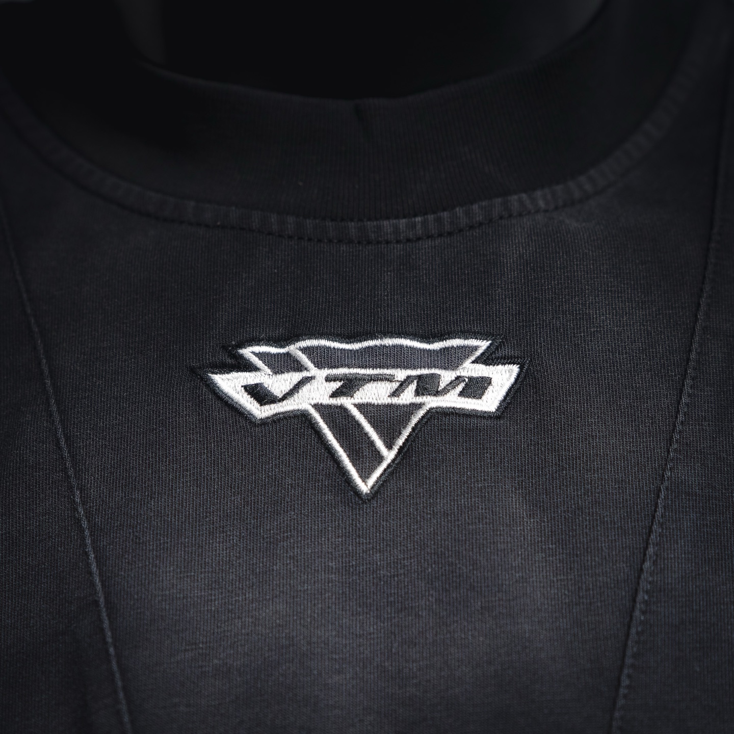 VETEMENTS维特萌25ss解构拼接风格做旧字母刺绣短袖T恤-Chinese UA Cheap High Quatity Brand Clothes Bags handbags Sneakers wholesale wholesaler seller from China Factory suppliers Fashion Clothing Shoes best Quality Beautiful Price VETEMENTS维特萌25ss解构拼接风格做旧字母刺绣短袖T恤