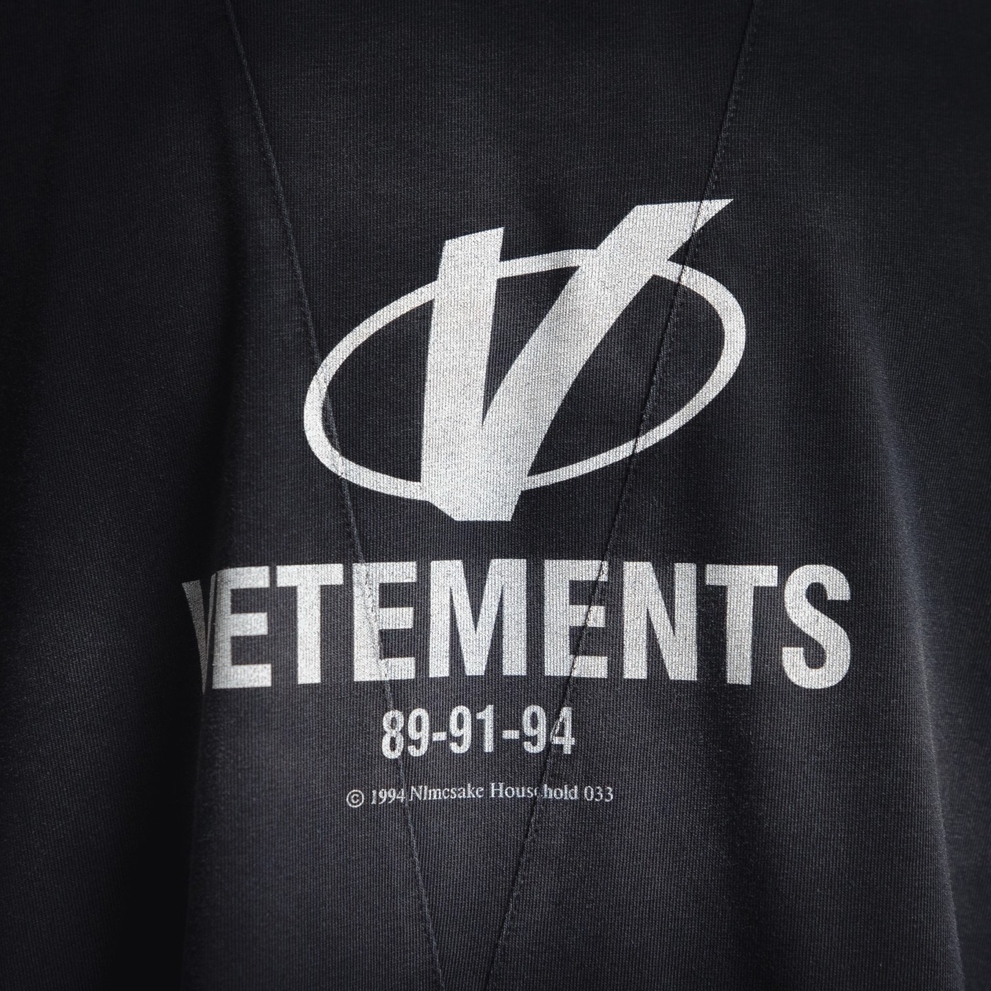 VETEMENTS维特萌25ss解构拼接风格做旧字母刺绣短袖T恤-Chinese UA Cheap High Quatity Brand Clothes Bags handbags Sneakers wholesale wholesaler seller from China Factory suppliers Fashion Clothing Shoes best Quality Beautiful Price VETEMENTS维特萌25ss解构拼接风格做旧字母刺绣短袖T恤