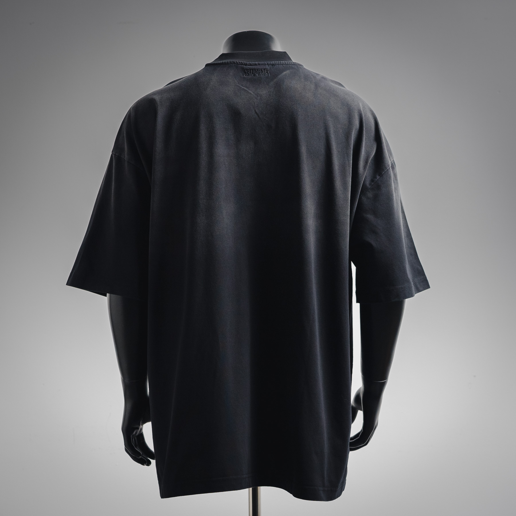 VETEMENTS维特萌25ss解构拼接风格做旧字母刺绣短袖T恤-Chinese UA Cheap High Quatity Brand Clothes Bags handbags Sneakers wholesale wholesaler seller from China Factory suppliers Fashion Clothing Shoes best Quality Beautiful Price VETEMENTS维特萌25ss解构拼接风格做旧字母刺绣短袖T恤