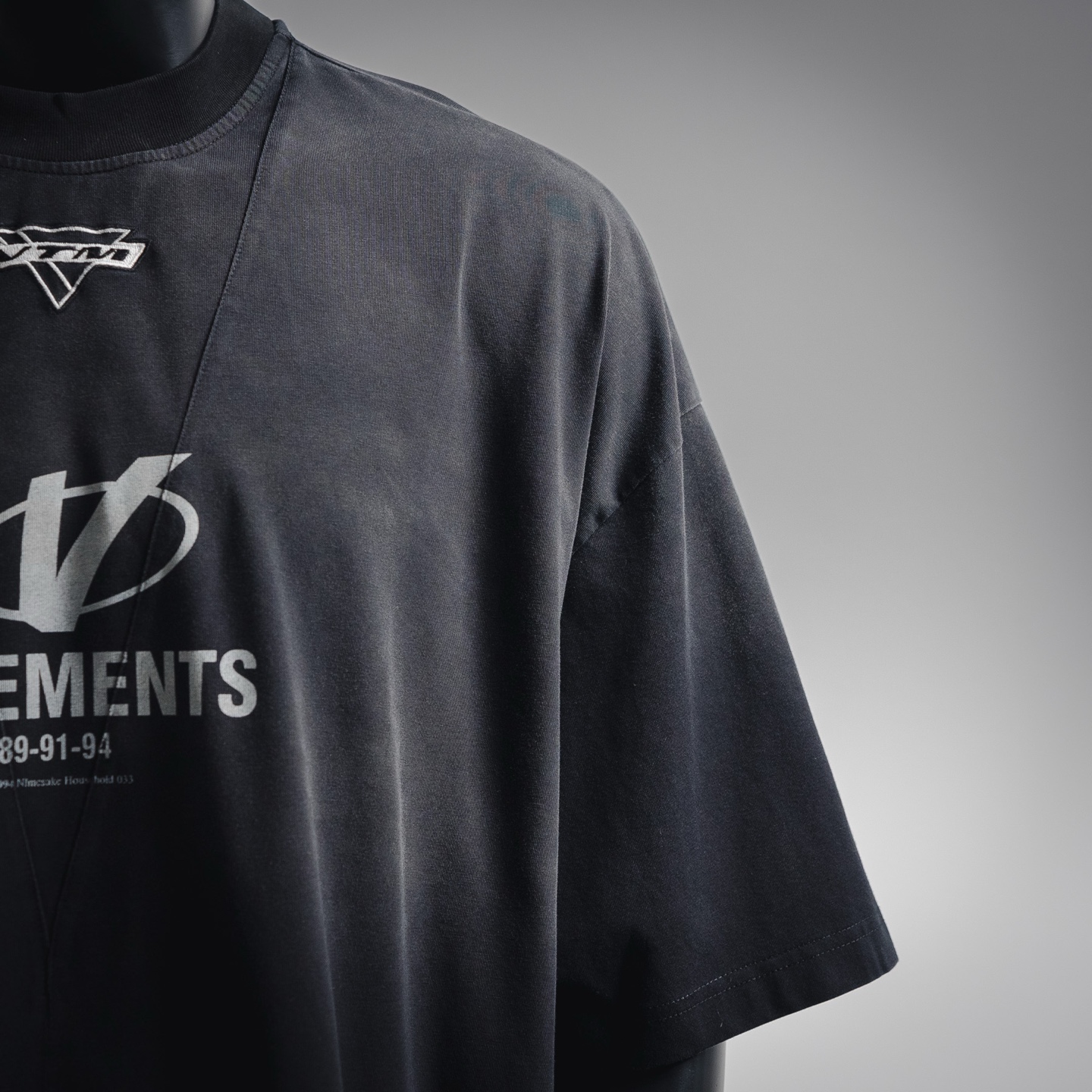 VETEMENTS维特萌25ss解构拼接风格做旧字母刺绣短袖T恤-Chinese UA Cheap High Quatity Brand Clothes Bags handbags Sneakers wholesale wholesaler seller from China Factory suppliers Fashion Clothing Shoes best Quality Beautiful Price VETEMENTS维特萌25ss解构拼接风格做旧字母刺绣短袖T恤