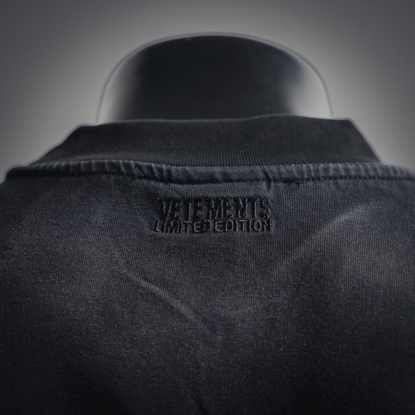 VETEMENTS维特萌25ss解构拼接风格做旧字母刺绣短袖T恤-Chinese UA Cheap High Quatity Brand Clothes Bags handbags Sneakers wholesale wholesaler seller from China Factory suppliers Fashion Clothing Shoes best Quality Beautiful Price VETEMENTS维特萌25ss解构拼接风格做旧字母刺绣短袖T恤