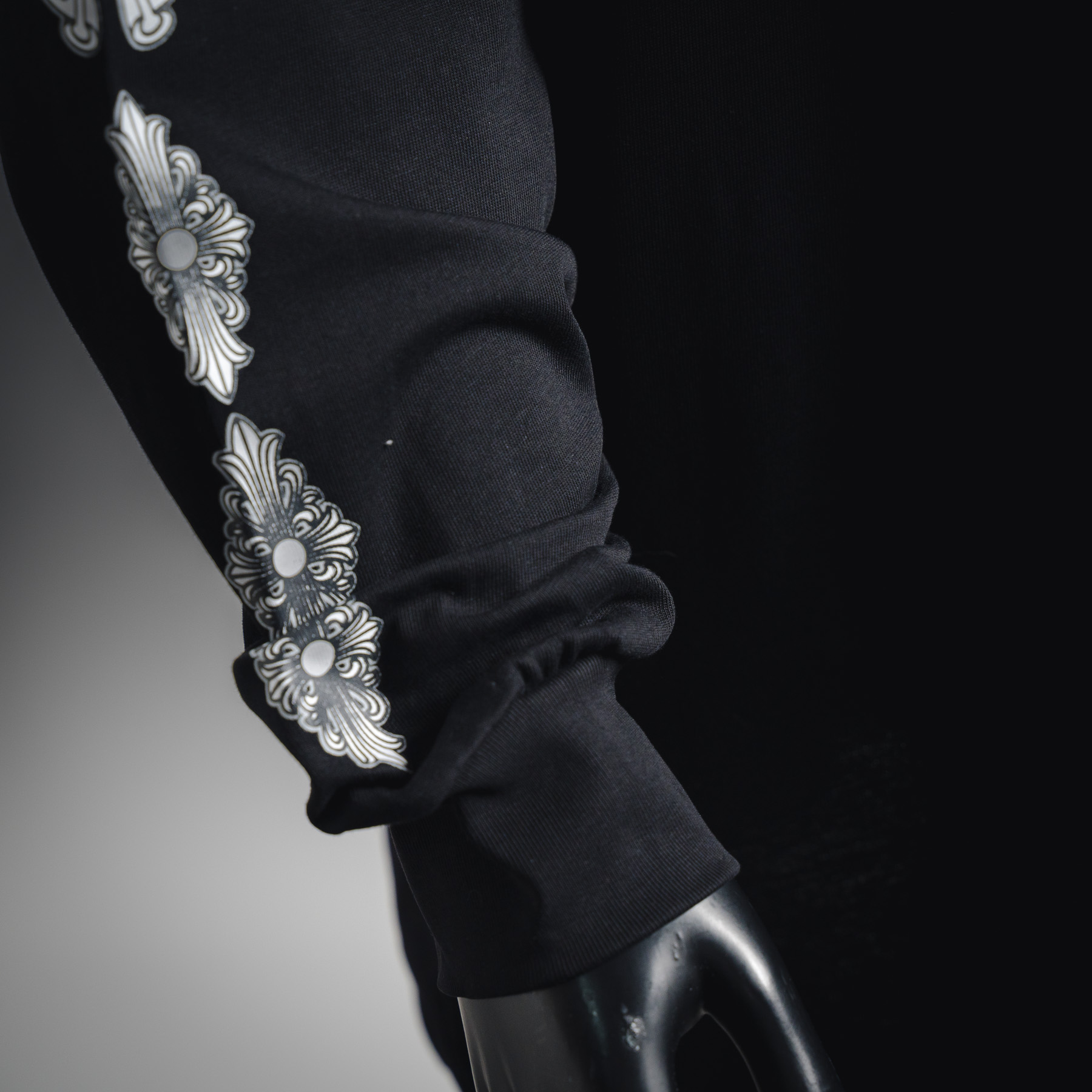 Come hearts/克罗心CH 25ss后背十字架圆领长袖黑色/白色-High Quatity Cheap Brand wholesale wholesaler seller Clothes Bags handbags Sneakers Top Fashion Clothing Shoes from China Factory Chinese suppliers best Quality Beautiful Price Come hearts/克罗心CH 25ss后背十字架圆领长袖黑色/白色