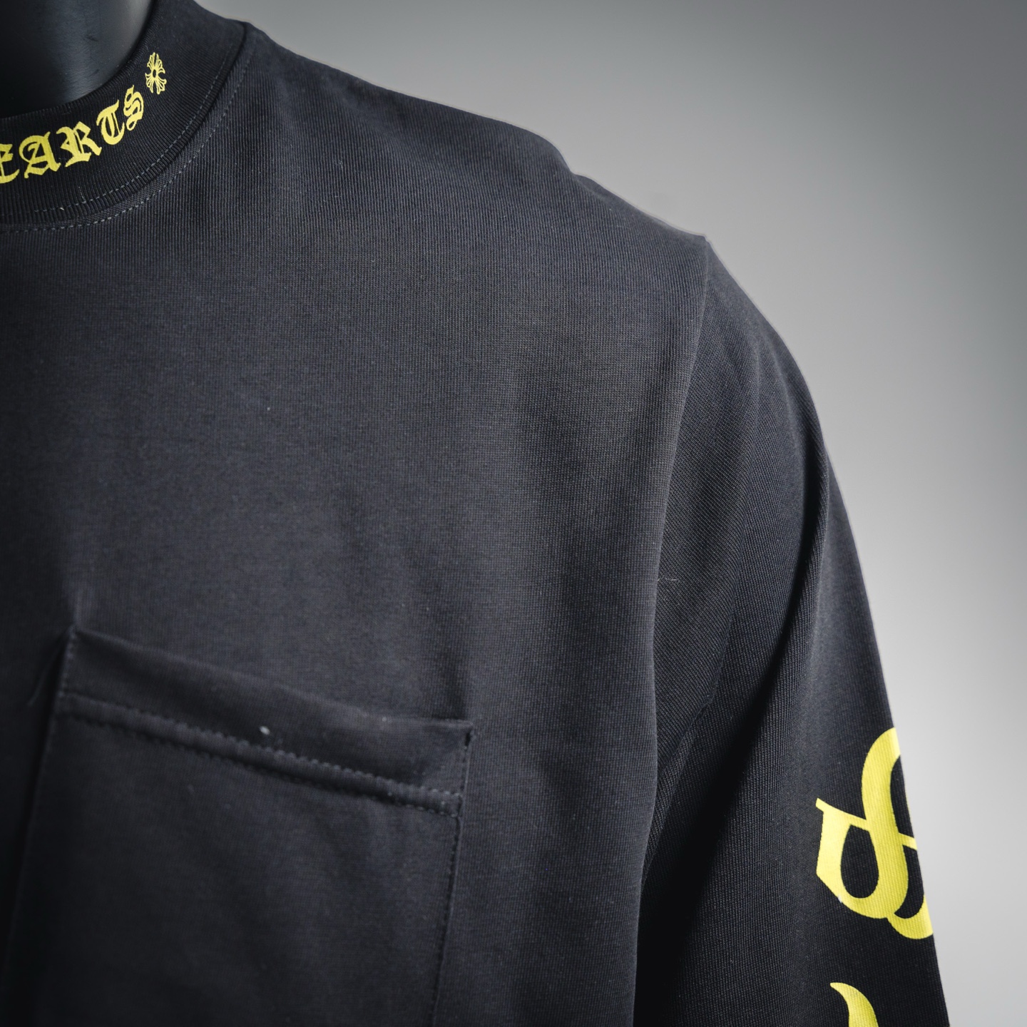 Come hearts/克罗心CH 25ss领口彩色梵文圆领长袖黑色/白色-Chinese UA Cheap High Quatity Brand Clothes Bags handbags Sneakers wholesale wholesaler seller from China Factory suppliers Fashion Clothing Shoes best Quality Beautiful Price Come hearts/克罗心CH 25ss领口彩色梵文圆领长袖黑色/白色