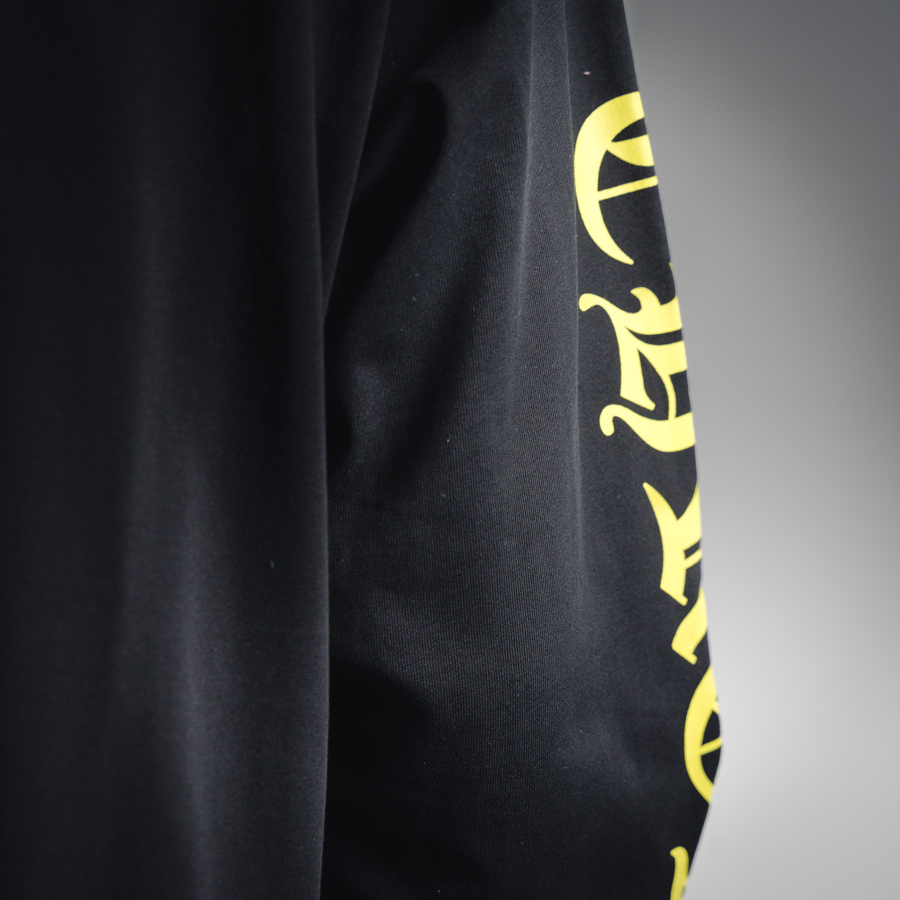 Come hearts/克罗心CH 25ss领口彩色梵文圆领长袖黑色/白色-Chinese UA Cheap High Quatity Brand Clothes Bags handbags Sneakers wholesale wholesaler seller from China Factory suppliers Fashion Clothing Shoes best Quality Beautiful Price Come hearts/克罗心CH 25ss领口彩色梵文圆领长袖黑色/白色