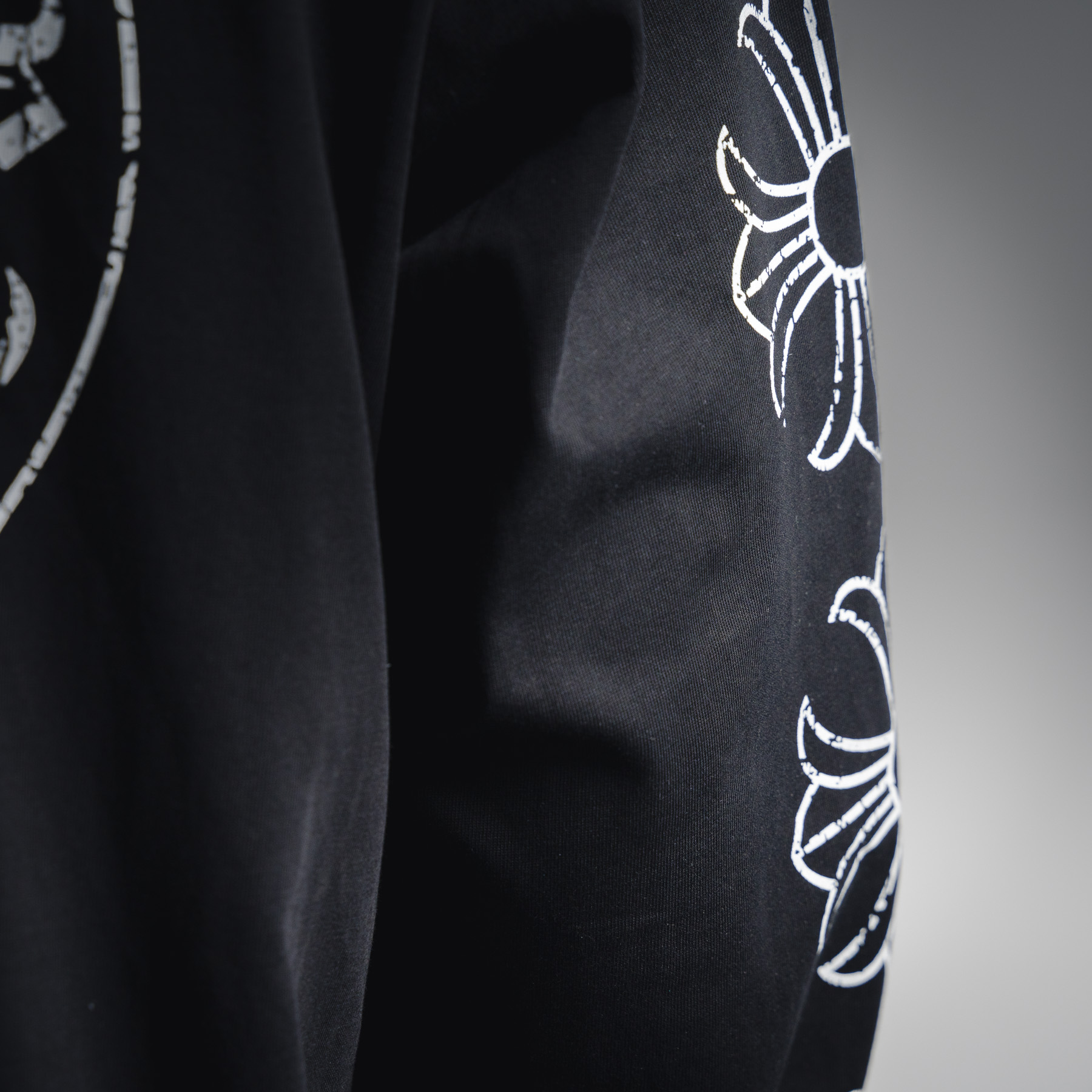 Come hearts/克罗心CH 25ss破损马蹄圆领长袖 黑色/白色-High Quatity Cheap Brand wholesale wholesaler seller Clothes Bags handbags Sneakers Top Fashion Clothing Shoes from China Factory Chinese suppliers best Quality Beautiful Price Come hearts/克罗心CH 25ss破损马蹄圆领长袖 黑色/白色