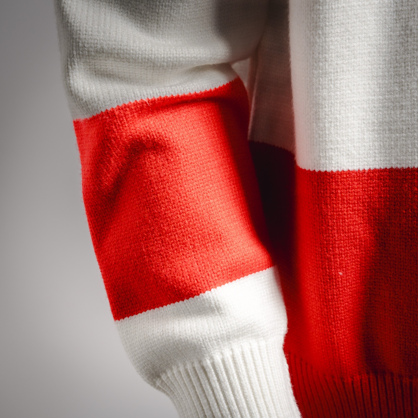 THOM BROWNE SS25 新年限定 红色条纹侧边开衩设计条纹圆领毛衣红色