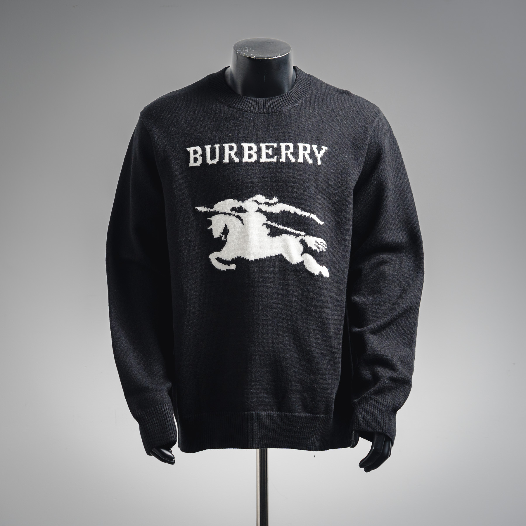 本地自取💰260 Burberry巴宝莉BBR 25ss马术骑士徽标圆领针织毛衣 商品描述 选用柔软羊绒混纺面料打造，于意大利工坊精制而成。点缀对比感马术骑士徽标（EKD）和品牌徽标，融入圆领设计，呈现常规版型 男女同款 Size：S M L