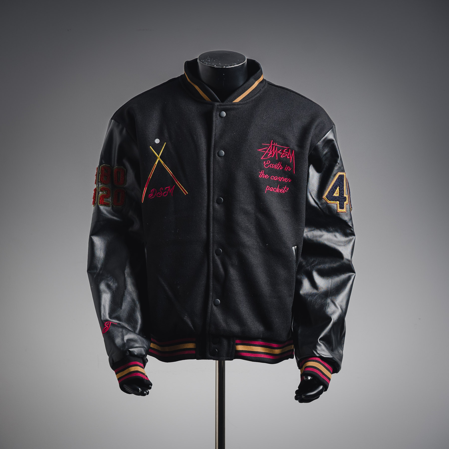 本地自取💰260
STUSSY斯图西 40周年限定黑8毛巾绣棒球棉服外套
vibe风十足的一款棒球服
全新定制五金辅料  进口毛巾刺绣机 精细度完美随意对比！
Stussy作为最早的街头品牌之一，其颜值就不需要多说了💯，而且这件作为stussy40周年的产物，诚意也是给足了。不仅有厚实的面料，衣服本身也用了羊毛材质，胸口及手臂上的花纹，都用了刺绣处理，背后也有经典的黑八图案高达十几万针毛巾绣，可谓是细节满满 ,深受冲浪文化和沙滩服饰的影响，已经成为席卷全球的嘻哈文化与街头风等标志性潮牌之一，依旧是经典不可超越！面料版型上身有型 不会松垮, 放心入手冲刺！定制三标 最高版本 
颜色：黑色
尺码：M L XL XXL