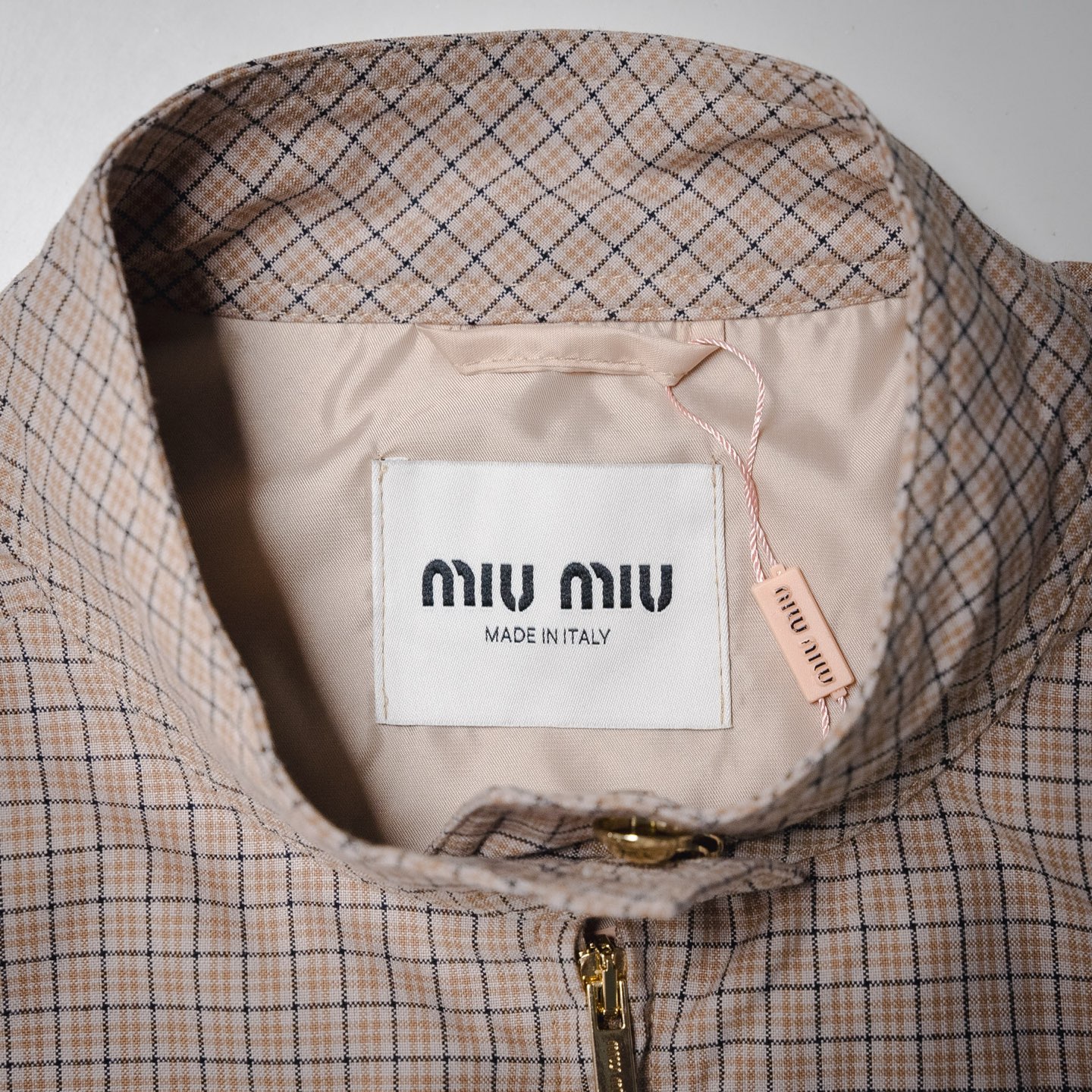 Miumiu/缪缪25fw细条纹夹克刺绣长袖外套-莆田鞋,莆田鞋货源,高仿鞋,高仿鞋货源,安福档口,莆田高仿鞋,莆田鞋批发,高仿鞋批发,莆田高仿运动鞋,高仿运动鞋,莆田运动鞋 Miumiu/缪缪25fw细条纹夹克刺绣长袖外套