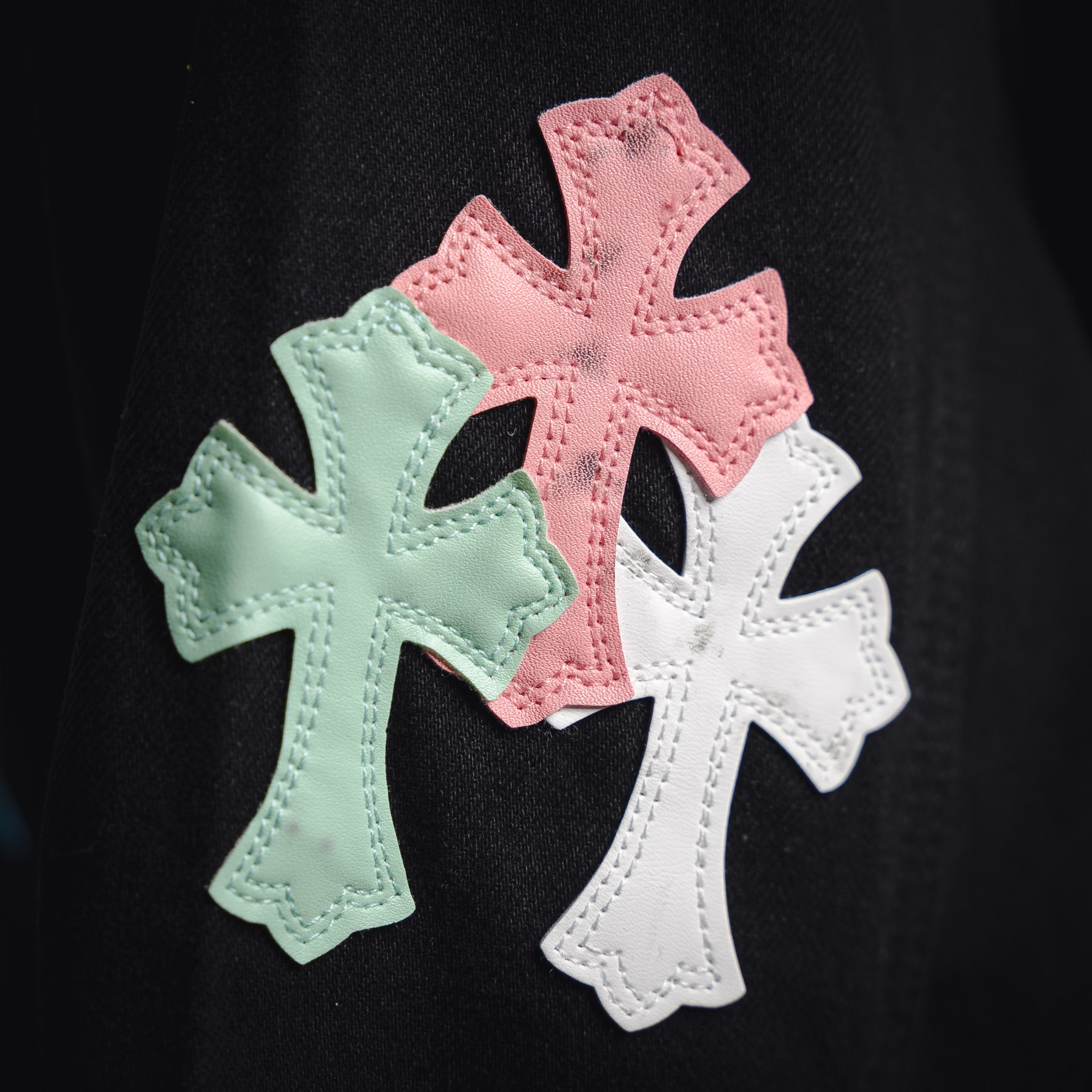 Chrome Hearts克罗心25ss铆钉多彩logo重工牛仔外套 黑色-Chinese UA Cheap High Quatity Brand Clothes Bags handbags Sneakers wholesale wholesaler seller from China Factory suppliers Fashion Clothing Shoes best Quality Beautiful Price Chrome Hearts克罗心25ss铆钉多彩logo重工牛仔外套 黑色