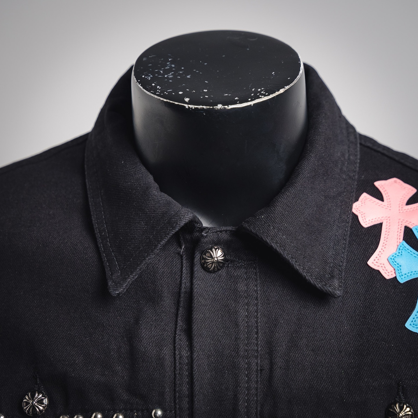 Chrome Hearts克罗心25ss铆钉多彩logo重工牛仔外套 黑色-Chinese UA Cheap High Quatity Brand Clothes Bags handbags Sneakers wholesale wholesaler seller from China Factory suppliers Fashion Clothing Shoes best Quality Beautiful Price Chrome Hearts克罗心25ss铆钉多彩logo重工牛仔外套 黑色