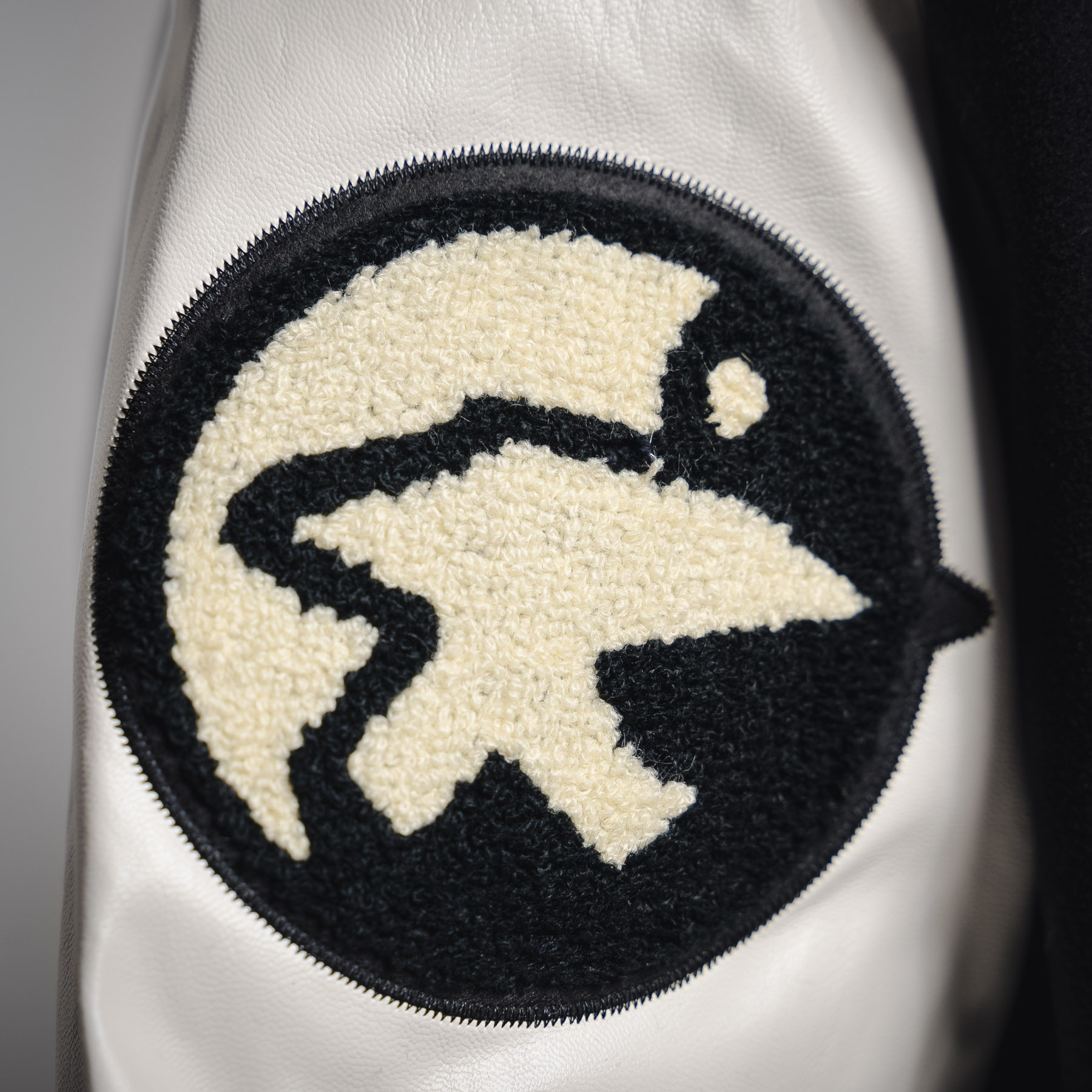 本地自取💰260
斯图西Stussy 三方联名款拼接刺绣棒球服加棉夹克外套
Stussy X OUR L EGACY x Denim 三方联名TearsTtl Varsity Jacket 棒球服
-设计上整体延用了大片刺绣和拼皮的设计,背后标志性的大logo,将25周年archive棒球服的设计重新呈现在大众面前,左右胳膊处的新刺绣设计和前沿的小刺绣可谓是满满诚意。
-面料采用720克毛呢混纺 手感是非常不错的 区别市场通货 双袖采用仿真皮 虽然没有用按照原版使用真牛皮但是这款仿真皮手感以及舒适度是非常不错的 光泽度也很好 前后幅以及袖子上的毛巾绣全部由特种机器完成 成本是非常高的 原版开模ykk磨砂暗扣 螺纹定织定染 整件衣服非常的重工 vibe风必备单品 诚意之作 冲就完了!
颜色:黑色
尺码:S/M/L/XL