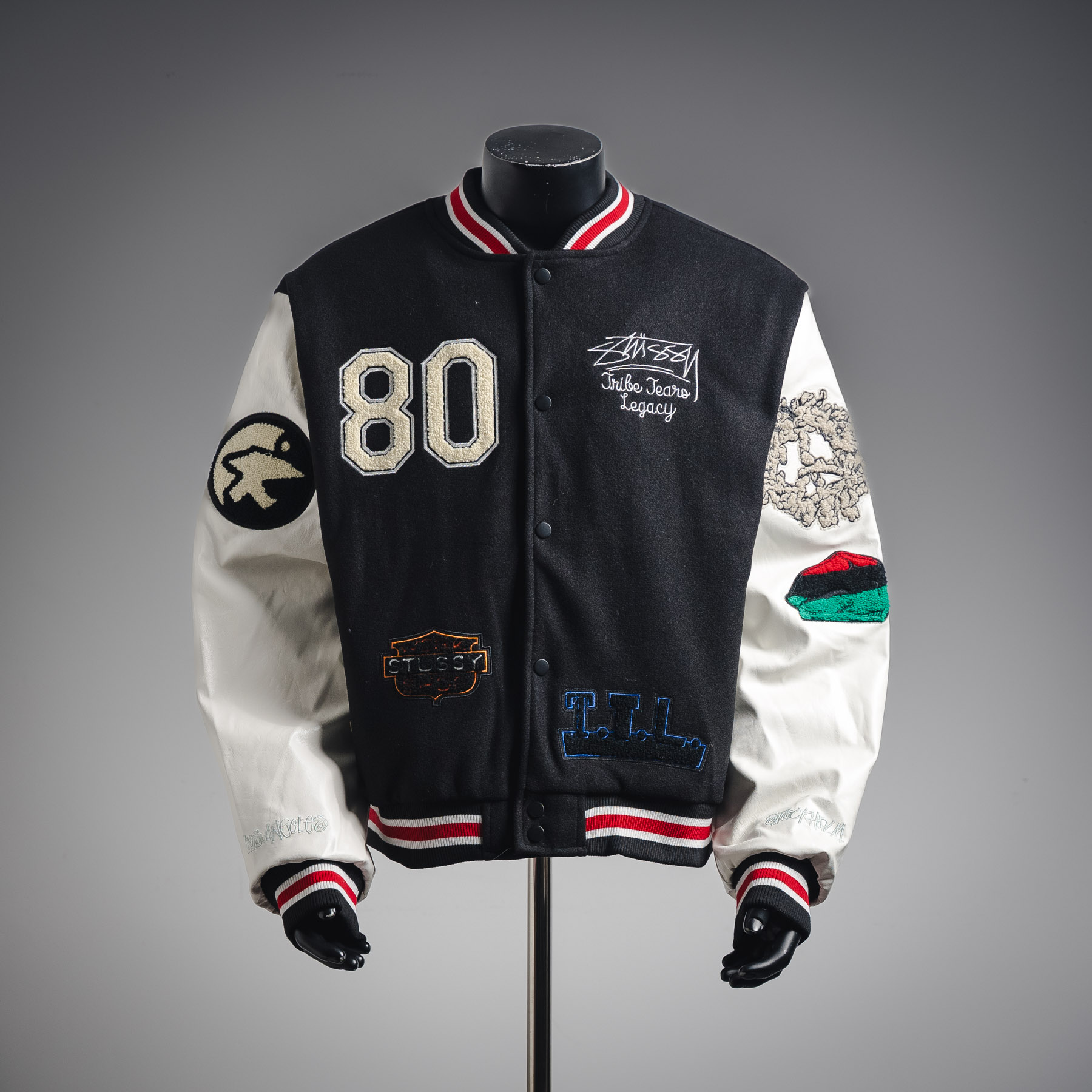 本地自取💰260
斯图西Stussy 三方联名款拼接刺绣棒球服加棉夹克外套
Stussy X OUR L EGACY x Denim 三方联名TearsTtl Varsity Jacket 棒球服
-设计上整体延用了大片刺绣和拼皮的设计,背后标志性的大logo,将25周年archive棒球服的设计重新呈现在大众面前,左右胳膊处的新刺绣设计和前沿的小刺绣可谓是满满诚意。
-面料采用720克毛呢混纺 手感是非常不错的 区别市场通货 双袖采用仿真皮 虽然没有用按照原版使用真牛皮但是这款仿真皮手感以及舒适度是非常不错的 光泽度也很好 前后幅以及袖子上的毛巾绣全部由特种机器完成 成本是非常高的 原版开模ykk磨砂暗扣 螺纹定织定染 整件衣服非常的重工 vibe风必备单品 诚意之作 冲就完了!
颜色:黑色
尺码:S/M/L/XL