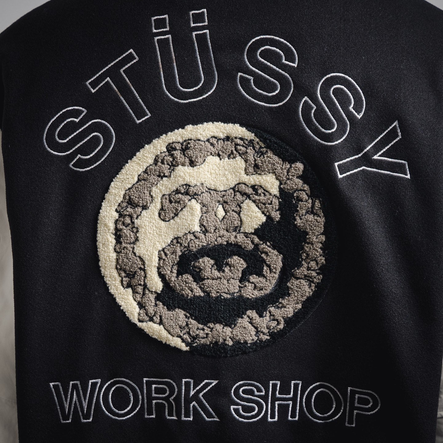 本地自取💰260
斯图西Stussy 三方联名款拼接刺绣棒球服加棉夹克外套
Stussy X OUR L EGACY x Denim 三方联名TearsTtl Varsity Jacket 棒球服
-设计上整体延用了大片刺绣和拼皮的设计,背后标志性的大logo,将25周年archive棒球服的设计重新呈现在大众面前,左右胳膊处的新刺绣设计和前沿的小刺绣可谓是满满诚意。
-面料采用720克毛呢混纺 手感是非常不错的 区别市场通货 双袖采用仿真皮 虽然没有用按照原版使用真牛皮但是这款仿真皮手感以及舒适度是非常不错的 光泽度也很好 前后幅以及袖子上的毛巾绣全部由特种机器完成 成本是非常高的 原版开模ykk磨砂暗扣 螺纹定织定染 整件衣服非常的重工 vibe风必备单品 诚意之作 冲就完了!
颜色:黑色
尺码:S/M/L/XL