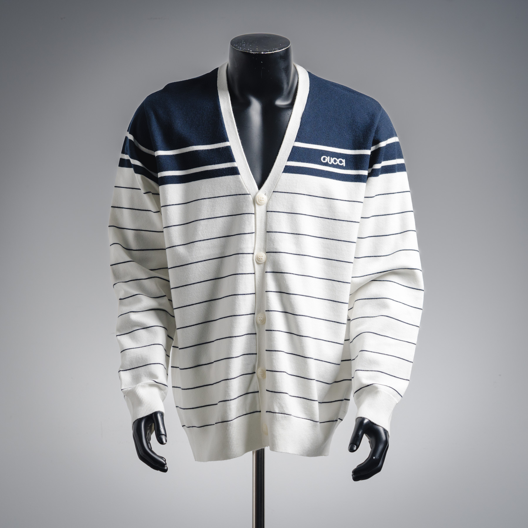 GUCCI古驰 SS25刺绣logo白色条纹V领针织衫毛衣 男女款 白色条纹-Chinese UA Cheap High Quatity Brand Clothes Bags handbags Sneakers wholesale wholesaler seller from China Factory suppliers Fashion Clothing Shoes best Quality Beautiful Price GUCCI古驰 SS25刺绣logo白色条纹V领针织衫毛衣 男女款 白色条纹