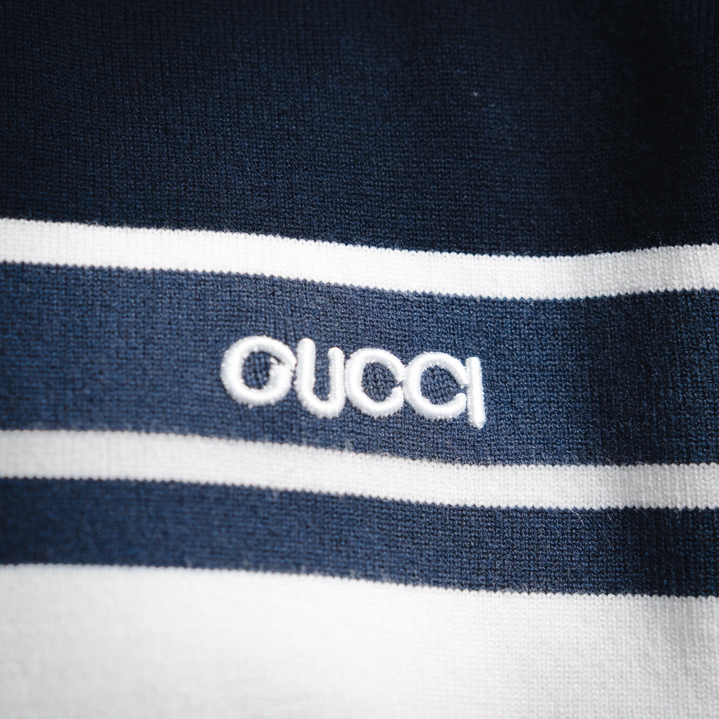 GUCCI古驰 SS25刺绣logo白色条纹V领针织衫毛衣 男女款 白色条纹-Chinese UA Cheap High Quatity Brand Clothes Bags handbags Sneakers wholesale wholesaler seller from China Factory suppliers Fashion Clothing Shoes best Quality Beautiful Price GUCCI古驰 SS25刺绣logo白色条纹V领针织衫毛衣 男女款 白色条纹