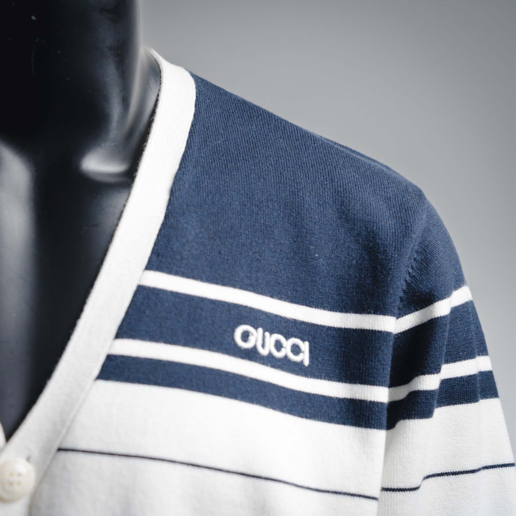 GUCCI古驰 SS25刺绣logo白色条纹V领针织衫毛衣 男女款 白色条纹-Chinese UA Cheap High Quatity Brand Clothes Bags handbags Sneakers wholesale wholesaler seller from China Factory suppliers Fashion Clothing Shoes best Quality Beautiful Price GUCCI古驰 SS25刺绣logo白色条纹V领针织衫毛衣 男女款 白色条纹