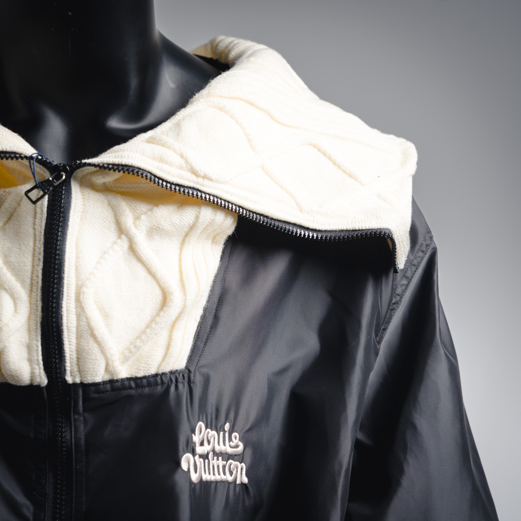 高版本 Louis Vuitton/路易威登25ss 绞花衣领拉链束腰夹克外套-Chinese UA Cheap High Quatity Brand Clothes Bags handbags Sneakers wholesale wholesaler seller from China Factory suppliers Fashion Clothing Shoes best Quality Beautiful Price 高版本 Louis Vuitton/路易威登25ss 绞花衣领拉链束腰夹克外套