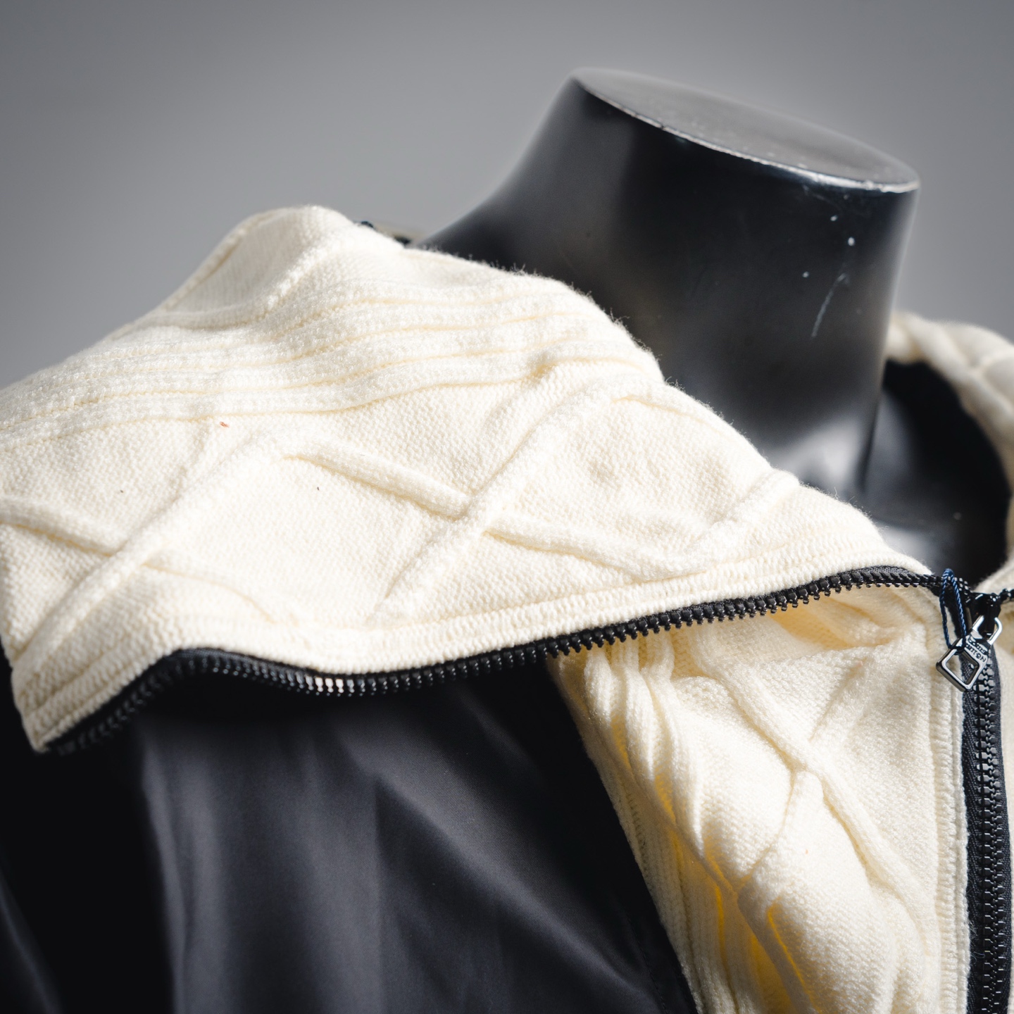 高版本 Louis Vuitton/路易威登25ss 绞花衣领拉链束腰夹克外套-Chinese UA Cheap High Quatity Brand Clothes Bags handbags Sneakers wholesale wholesaler seller from China Factory suppliers Fashion Clothing Shoes best Quality Beautiful Price 高版本 Louis Vuitton/路易威登25ss 绞花衣领拉链束腰夹克外套