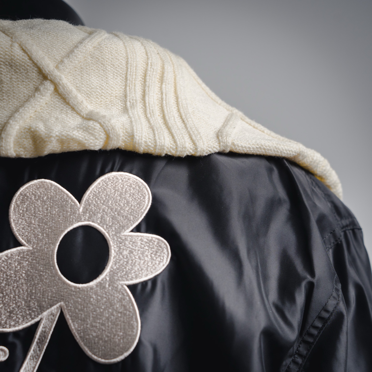 高版本 Louis Vuitton/路易威登25ss 绞花衣领拉链束腰夹克外套-Chinese UA Cheap High Quatity Brand Clothes Bags handbags Sneakers wholesale wholesaler seller from China Factory suppliers Fashion Clothing Shoes best Quality Beautiful Price 高版本 Louis Vuitton/路易威登25ss 绞花衣领拉链束腰夹克外套