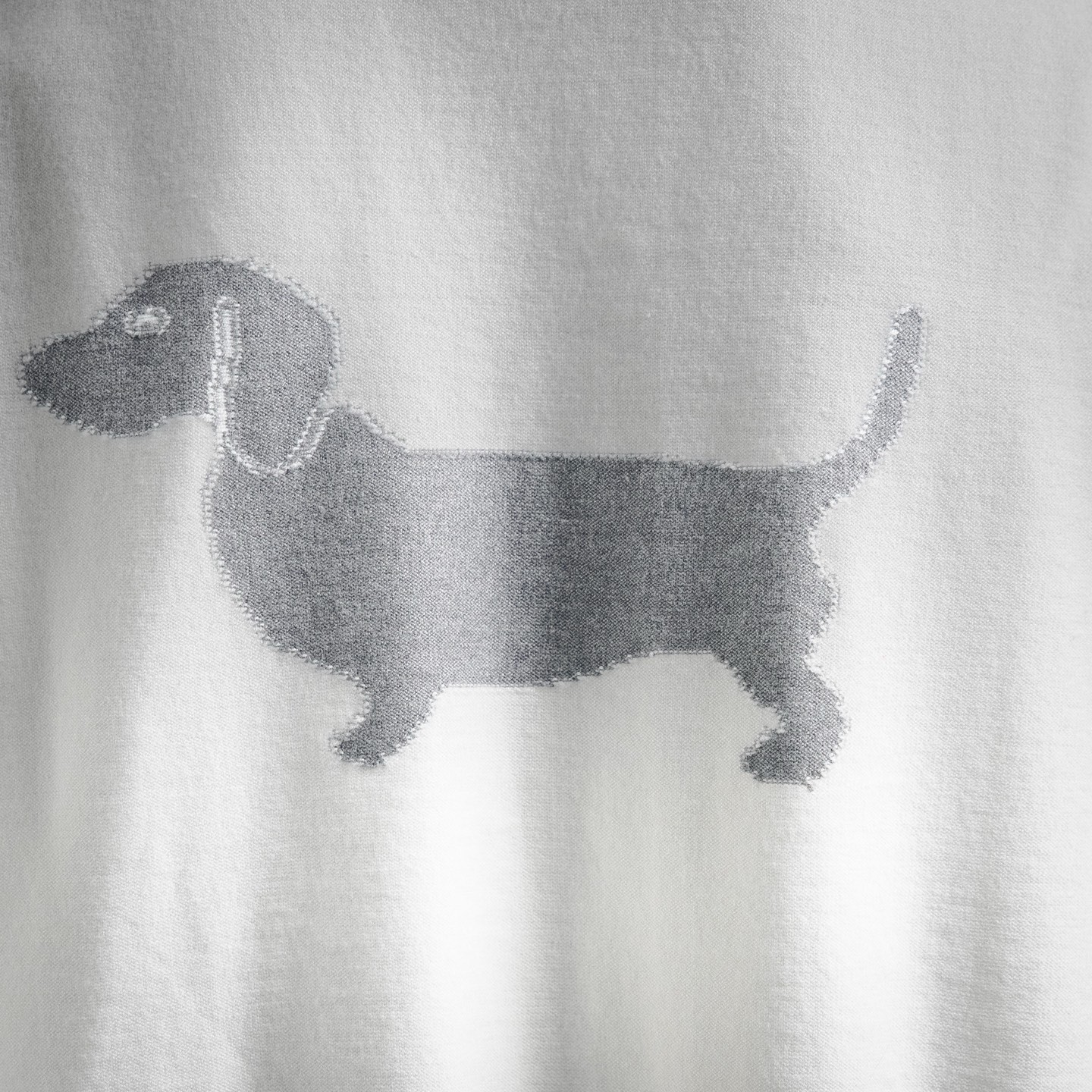 本地自取💰280
ThomBrowne TB 25ss小狗图案开衫外套毛衣
Thom Browne 是一位颇有远见桌识的设计师,以其别具匠心的精裁设计为大众所熟知。他大胆挑战传统剪裁比例,旨在为毛衣进行全新演绎。想要寻找充满青春俏皮气息的男女同款和校园锋单品,不妨试试Thom Browne富有现代感的学院派衬衫和经典鞋履。品牌标志性的“四道杠”细节在其运动装和针织衫等多款作品中都有呈现,辨识度颇高。男女同款
size:1 2 3(s m l)