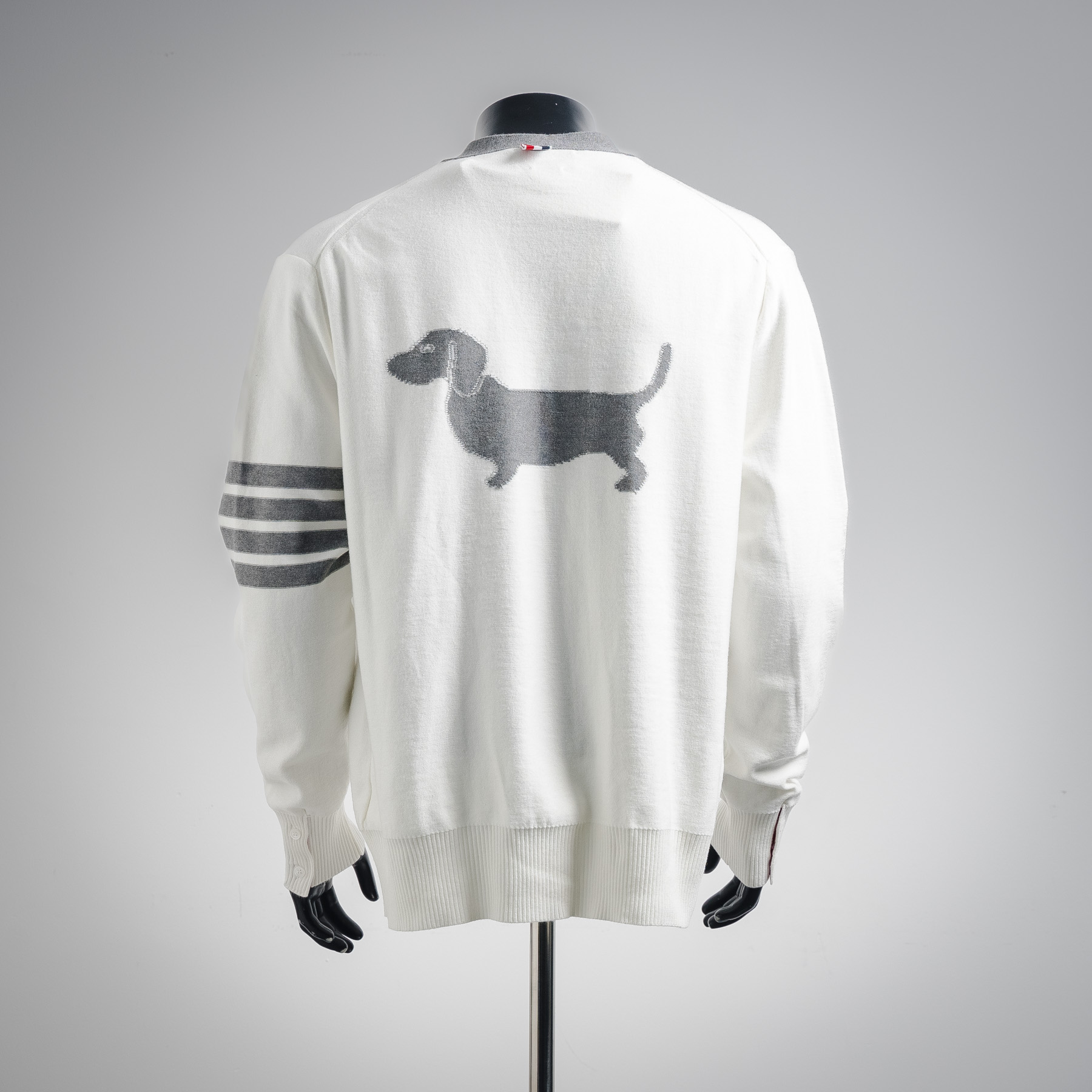 本地自取💰280
ThomBrowne TB 25ss小狗图案开衫外套毛衣
Thom Browne 是一位颇有远见桌识的设计师,以其别具匠心的精裁设计为大众所熟知。他大胆挑战传统剪裁比例,旨在为毛衣进行全新演绎。想要寻找充满青春俏皮气息的男女同款和校园锋单品,不妨试试Thom Browne富有现代感的学院派衬衫和经典鞋履。品牌标志性的“四道杠”细节在其运动装和针织衫等多款作品中都有呈现,辨识度颇高。男女同款
size:1 2 3(s m l)