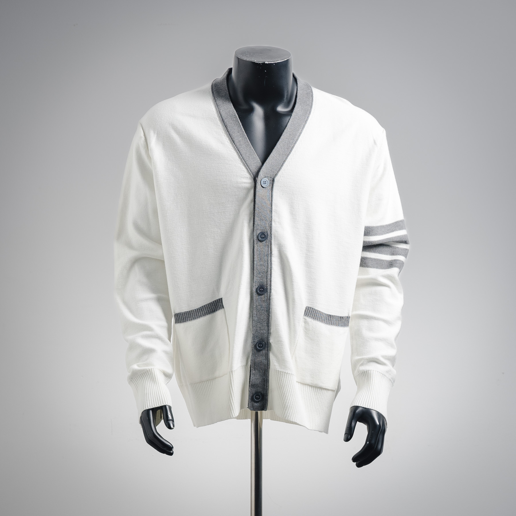 本地自取💰280
ThomBrowne TB 25ss小狗图案开衫外套毛衣
Thom Browne 是一位颇有远见桌识的设计师,以其别具匠心的精裁设计为大众所熟知。他大胆挑战传统剪裁比例,旨在为毛衣进行全新演绎。想要寻找充满青春俏皮气息的男女同款和校园锋单品,不妨试试Thom Browne富有现代感的学院派衬衫和经典鞋履。品牌标志性的“四道杠”细节在其运动装和针织衫等多款作品中都有呈现,辨识度颇高。男女同款
size:1 2 3(s m l)