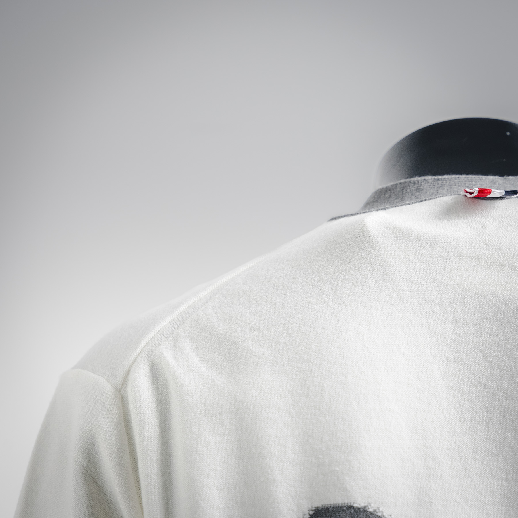 本地自取💰280
ThomBrowne TB 25ss小狗图案开衫外套毛衣
Thom Browne 是一位颇有远见桌识的设计师,以其别具匠心的精裁设计为大众所熟知。他大胆挑战传统剪裁比例,旨在为毛衣进行全新演绎。想要寻找充满青春俏皮气息的男女同款和校园锋单品,不妨试试Thom Browne富有现代感的学院派衬衫和经典鞋履。品牌标志性的“四道杠”细节在其运动装和针织衫等多款作品中都有呈现,辨识度颇高。男女同款
size:1 2 3(s m l)