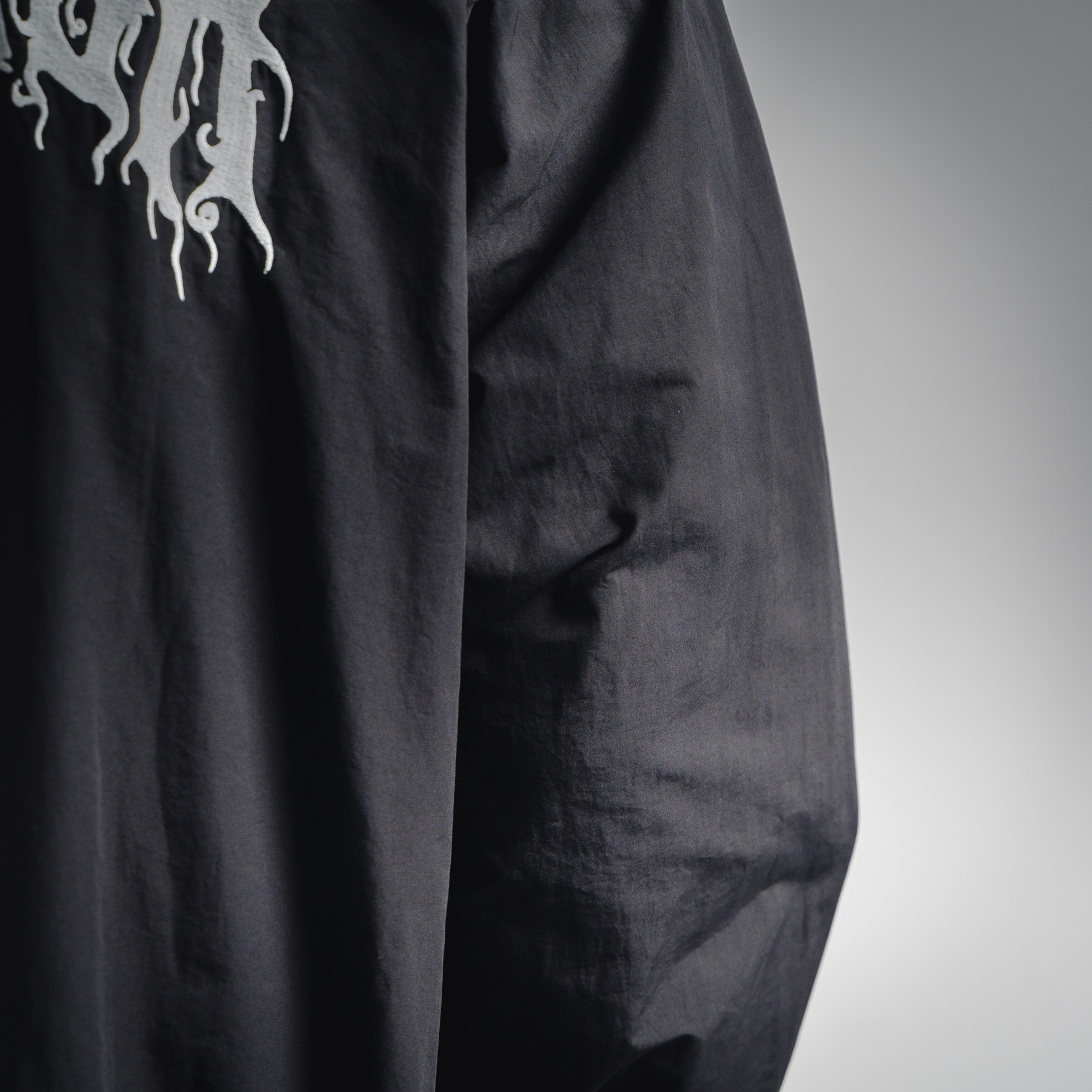 Balenciaga巴黎世家BLCG 25SS 龙年梵文后背字母刺绣府绸科技立领夹克外套