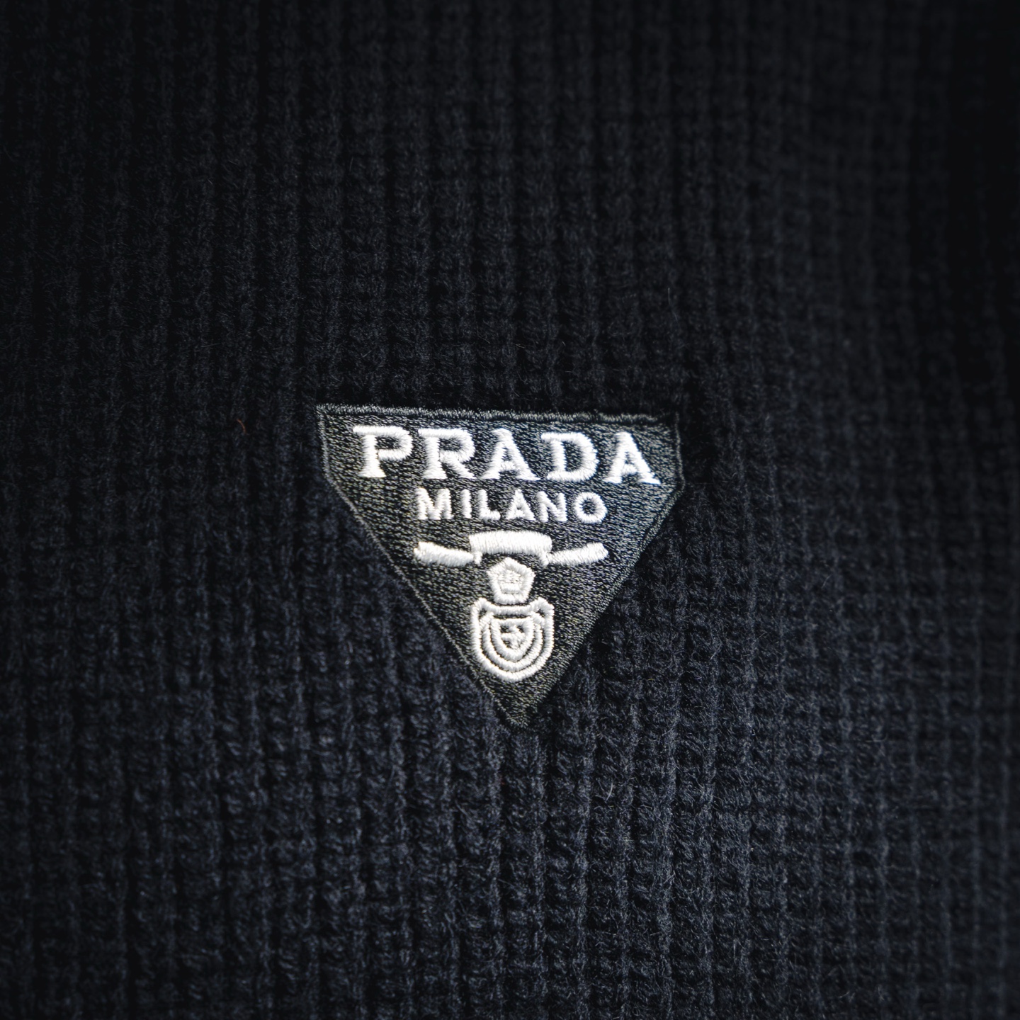 Prada/普拉达 24Fw 勋章字母开衫毛衣 黑色