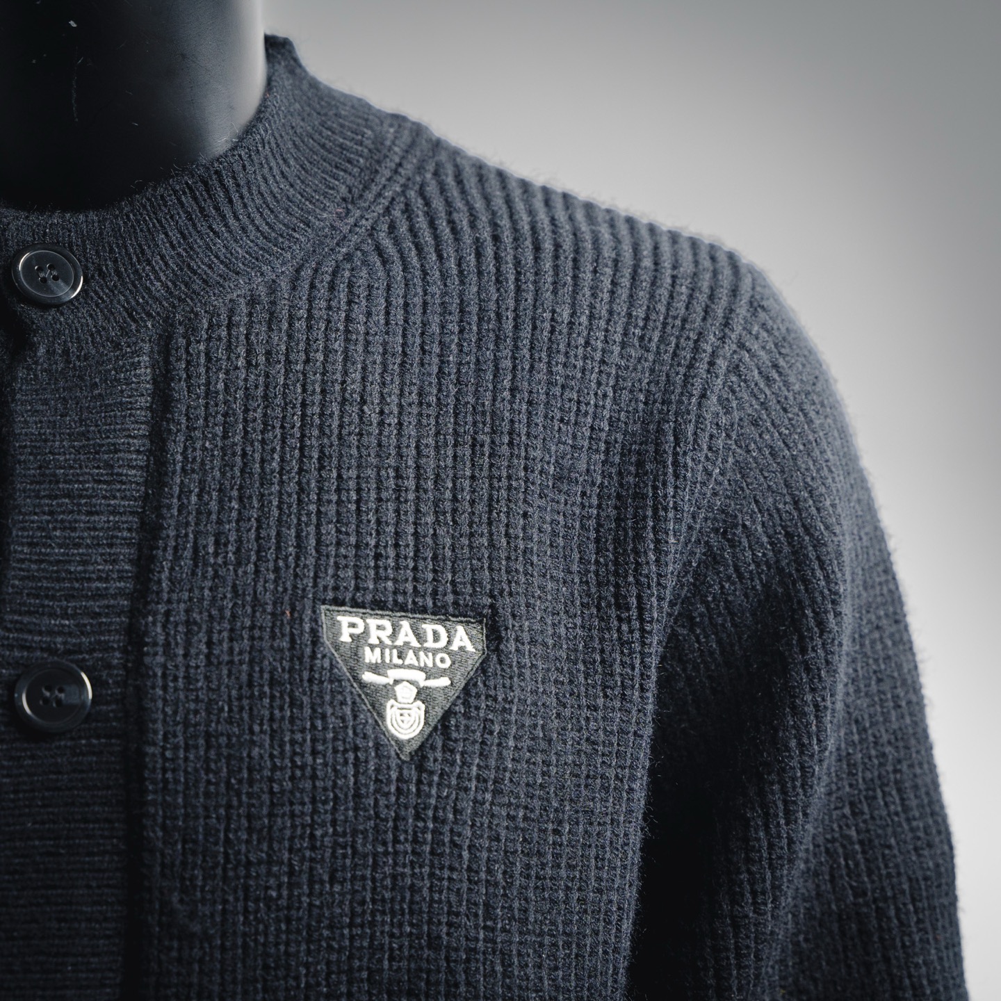 Prada/普拉达 24Fw 勋章字母开衫毛衣 黑色
