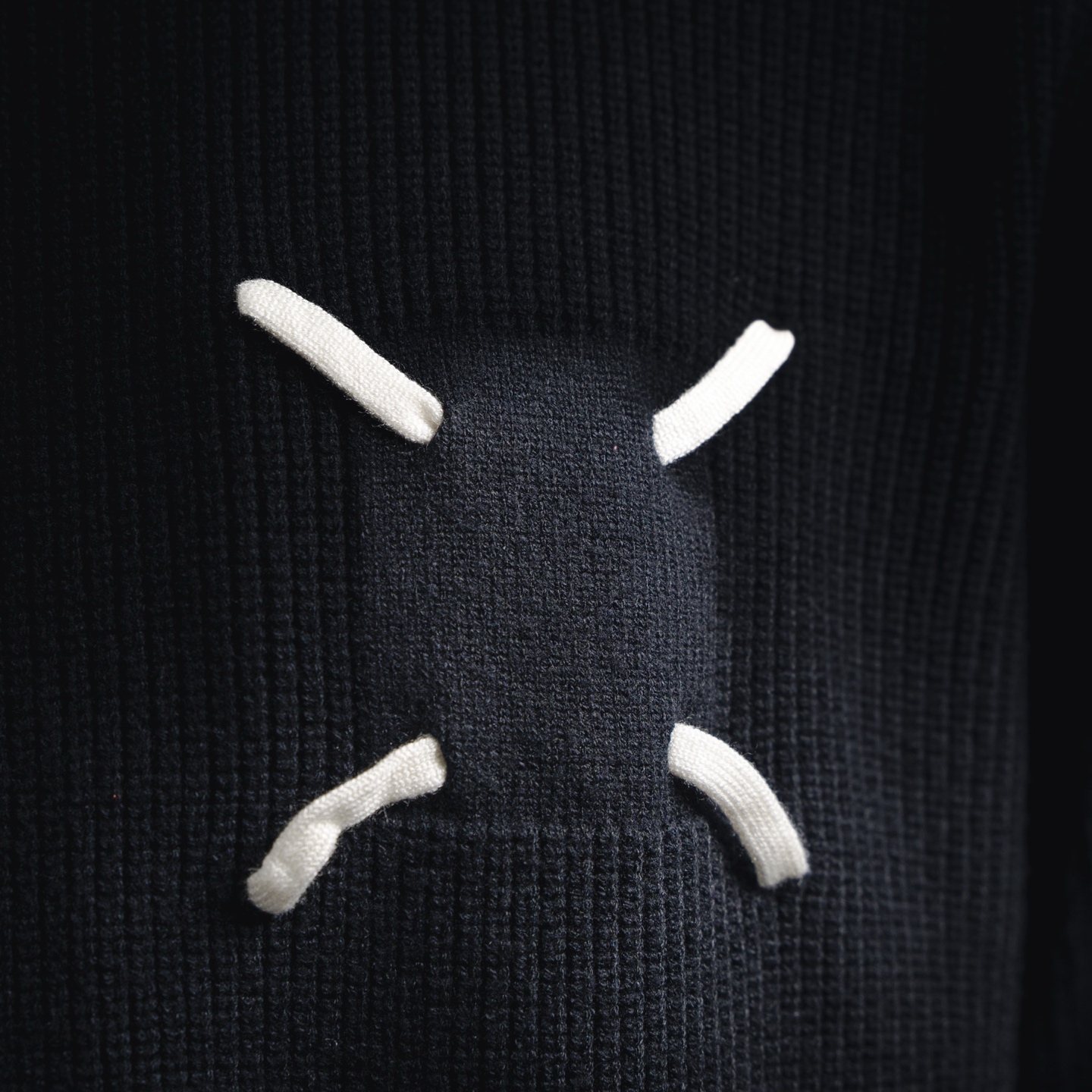 MaisonMargiela/马吉拉 25ss Mm6四角标识圆领针织毛衣 黑色 暖白