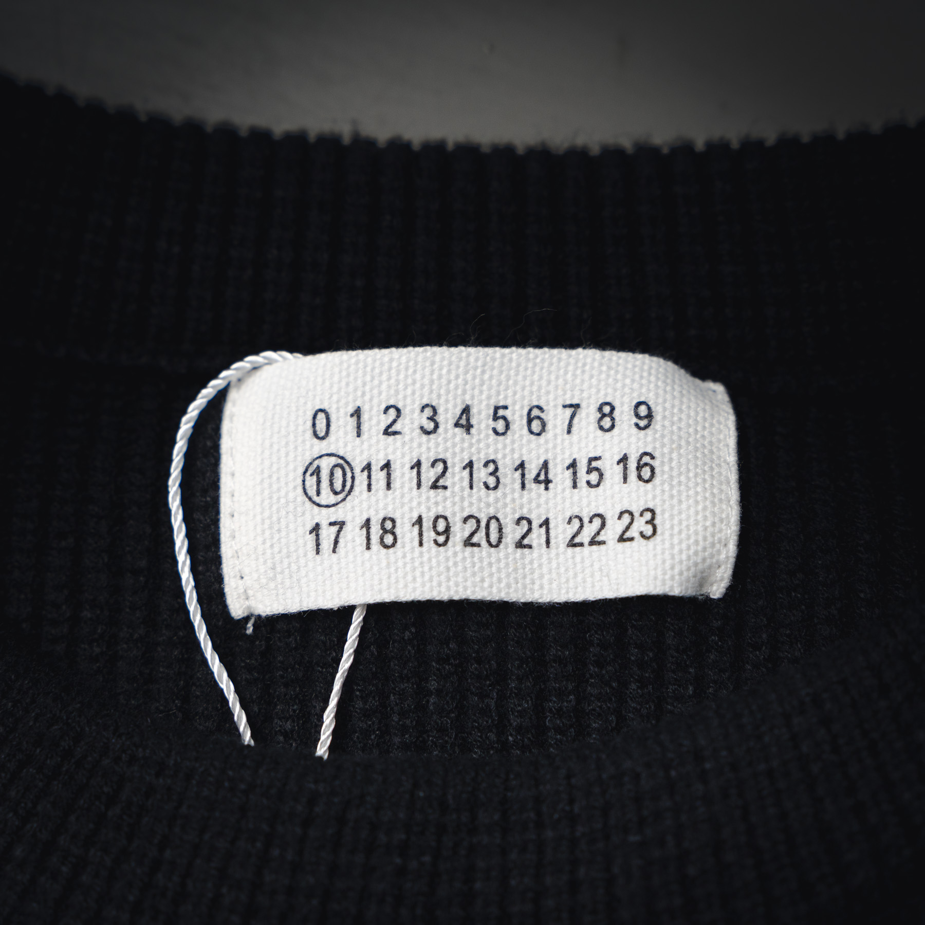 MaisonMargiela/马吉拉 25ss Mm6四角标识圆领针织毛衣 黑色 暖白