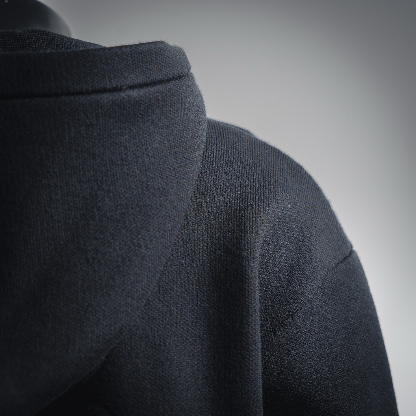 LOEWE/罗意威25ss 纯色logo压纹浮雕连帽针织提花拉链毛衣