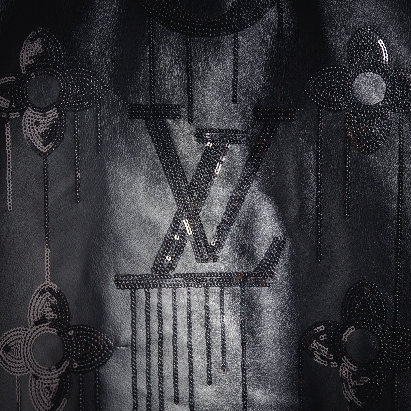 LOUIS VUITTON LV 25ss 珠片logo压花皮衣外套-High Quatity Cheap Brand wholesale wholesaler seller Clothes Bags handbags Sneakers Top Fashion Clothing Shoes from China Factory Chinese suppliers best Quality Beautiful Price LOUIS VUITTON LV 25ss 珠片logo压花皮衣外套