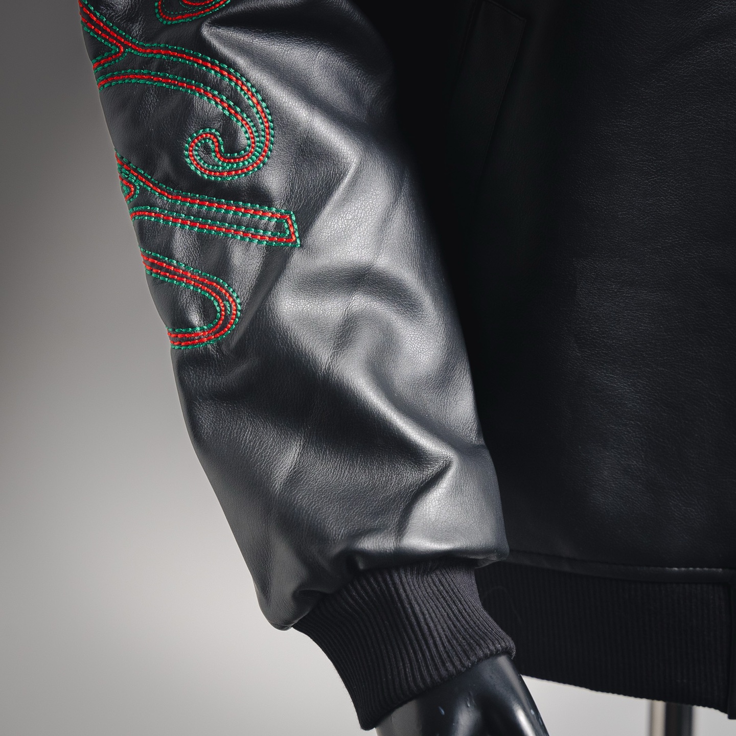 Gucci 古驰 胸前logo皮衣夹克外套 衣领大logo字母刺绣