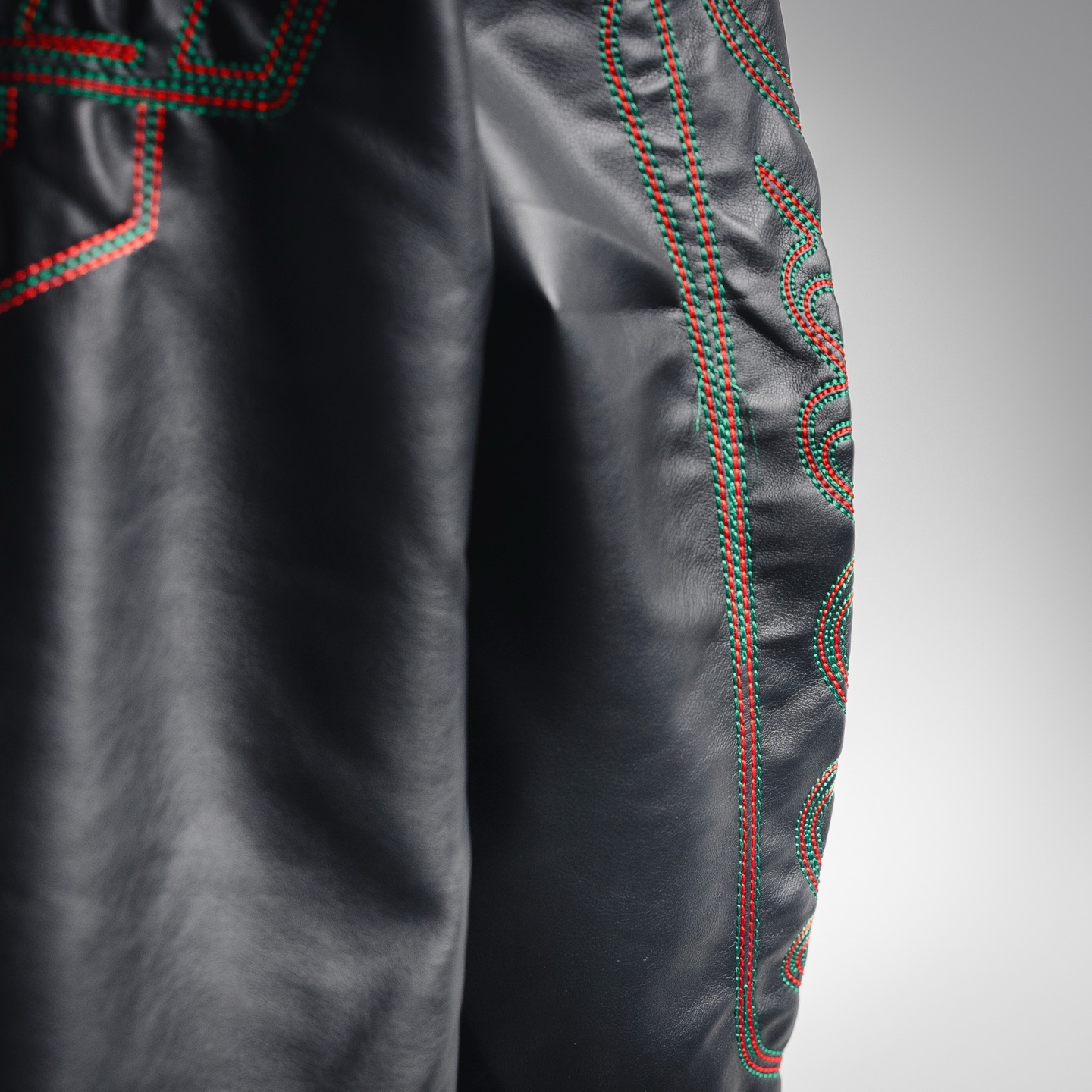 Gucci 古驰 胸前logo皮衣夹克外套 衣领大logo字母刺绣