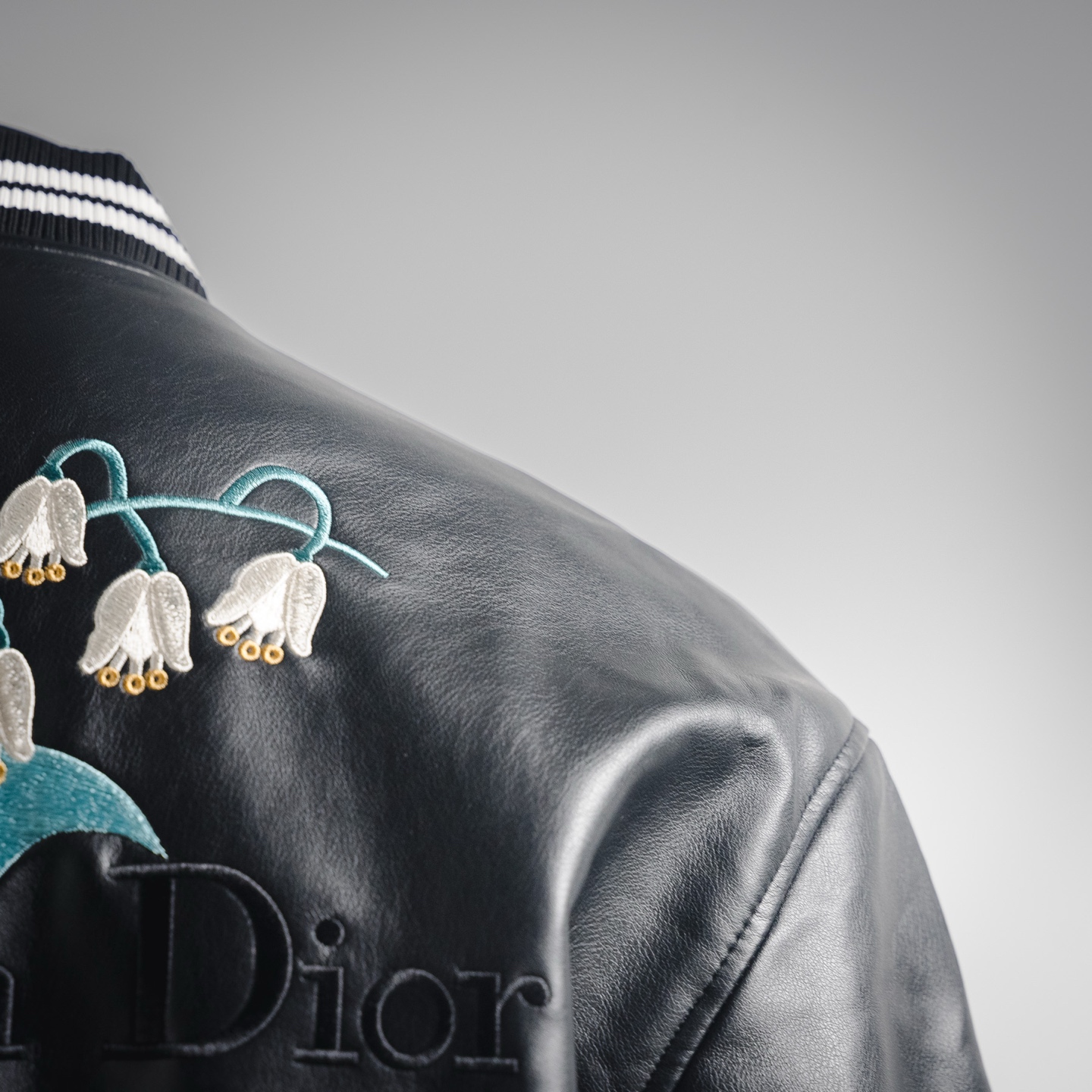 Dior 迪奥 铃兰刺绣皮衣夹克外套 当季新款 这款Christian Dior Couture 铃兰刺绣皮衣夹克