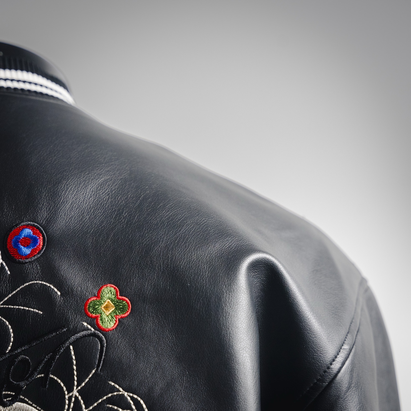 LOUIS VUITTON LV 25ss 胸前logo皮衣外套