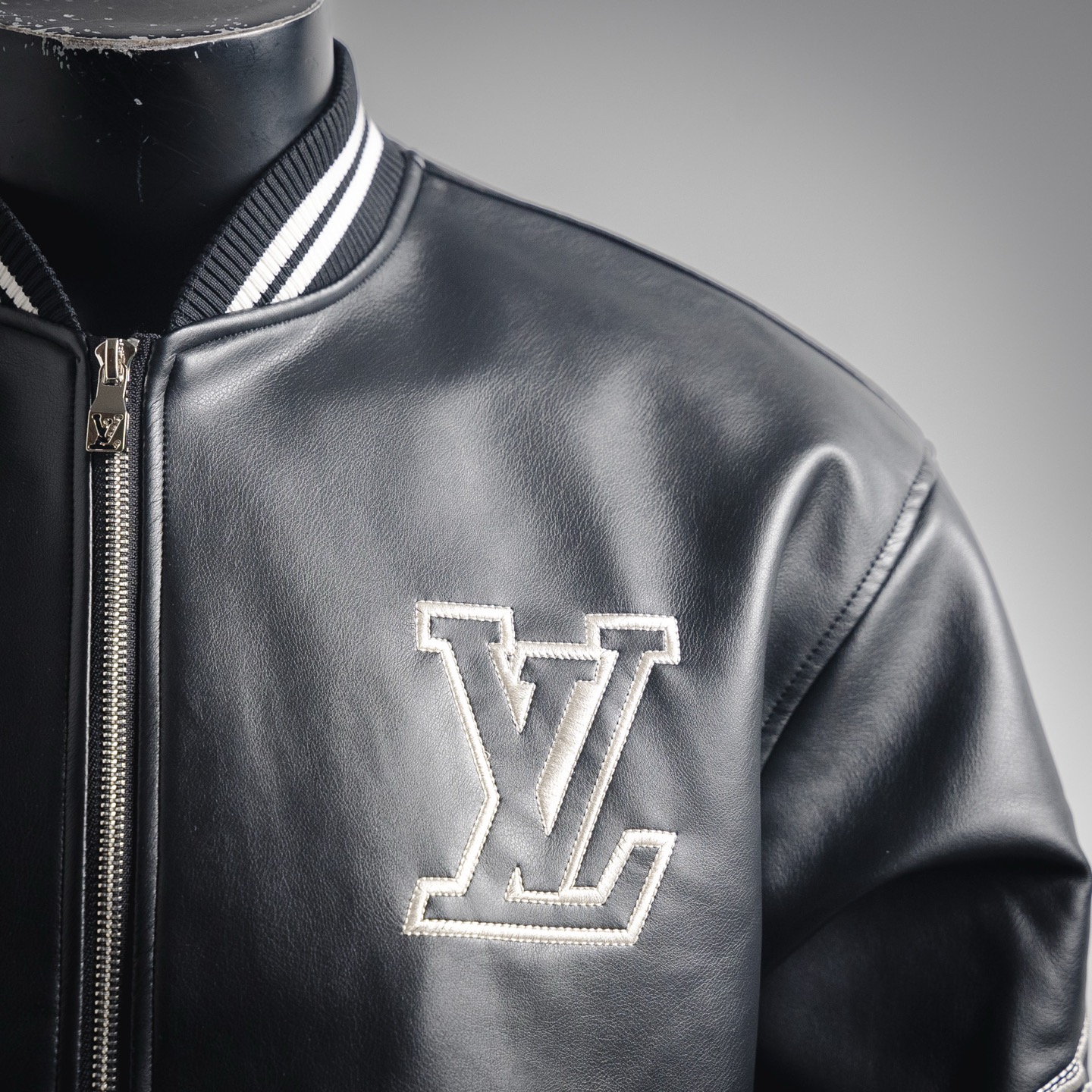 LOUIS VUITTON LV 25ss 胸前logo皮衣外套