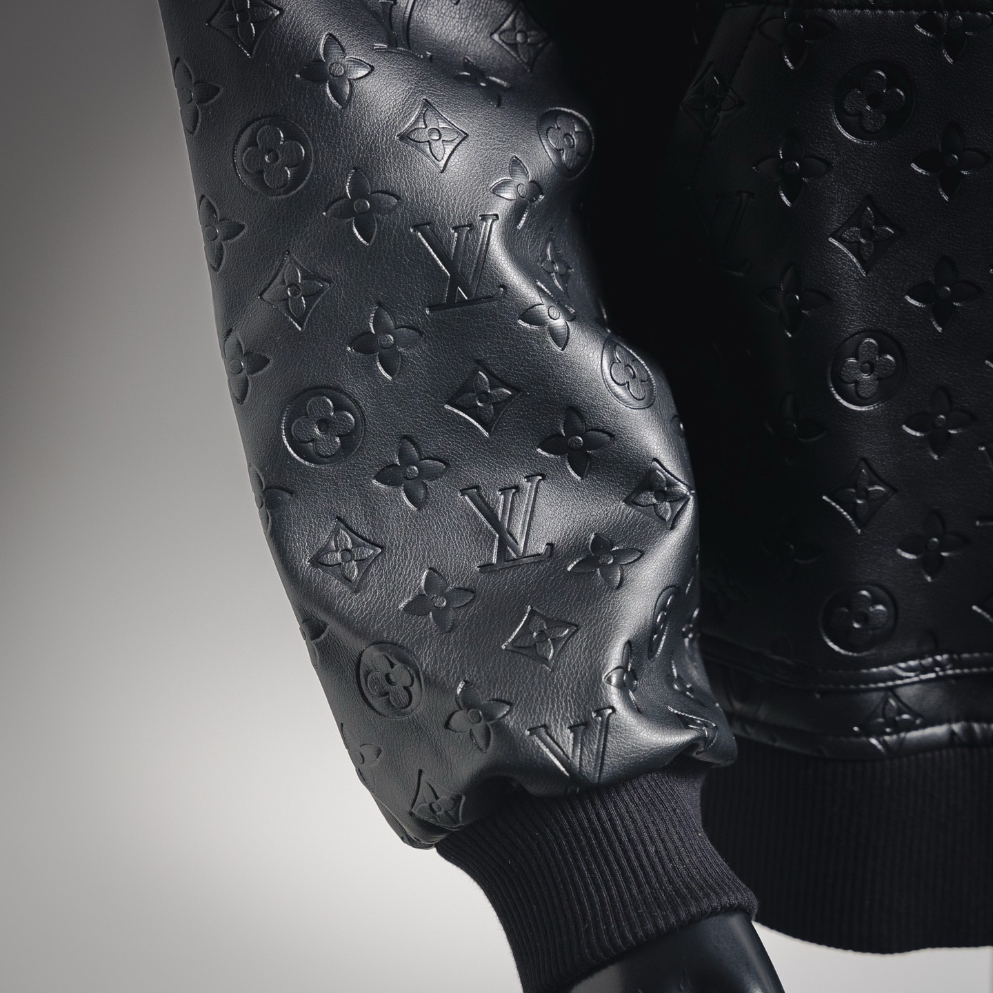 本地自取💰460
LOUIS VUITTON LV 25ss 满logo压花皮衣夹克外套
🔥本款为经典款高品质高版本路易威登老花压花经典皮衣夹克。百搭款,男女同款。
Size:M L XL XXL