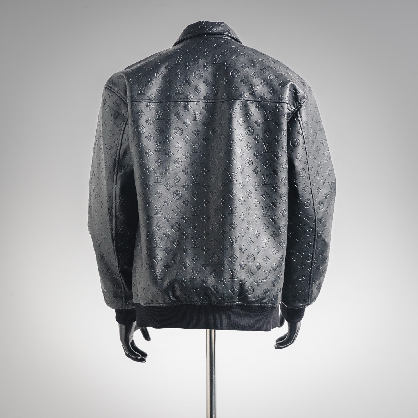 本地自取💰460
LOUIS VUITTON LV 25ss 满logo压花皮衣夹克外套
🔥本款为经典款高品质高版本路易威登老花压花经典皮衣夹克。百搭款,男女同款。
Size:M L XL XXL