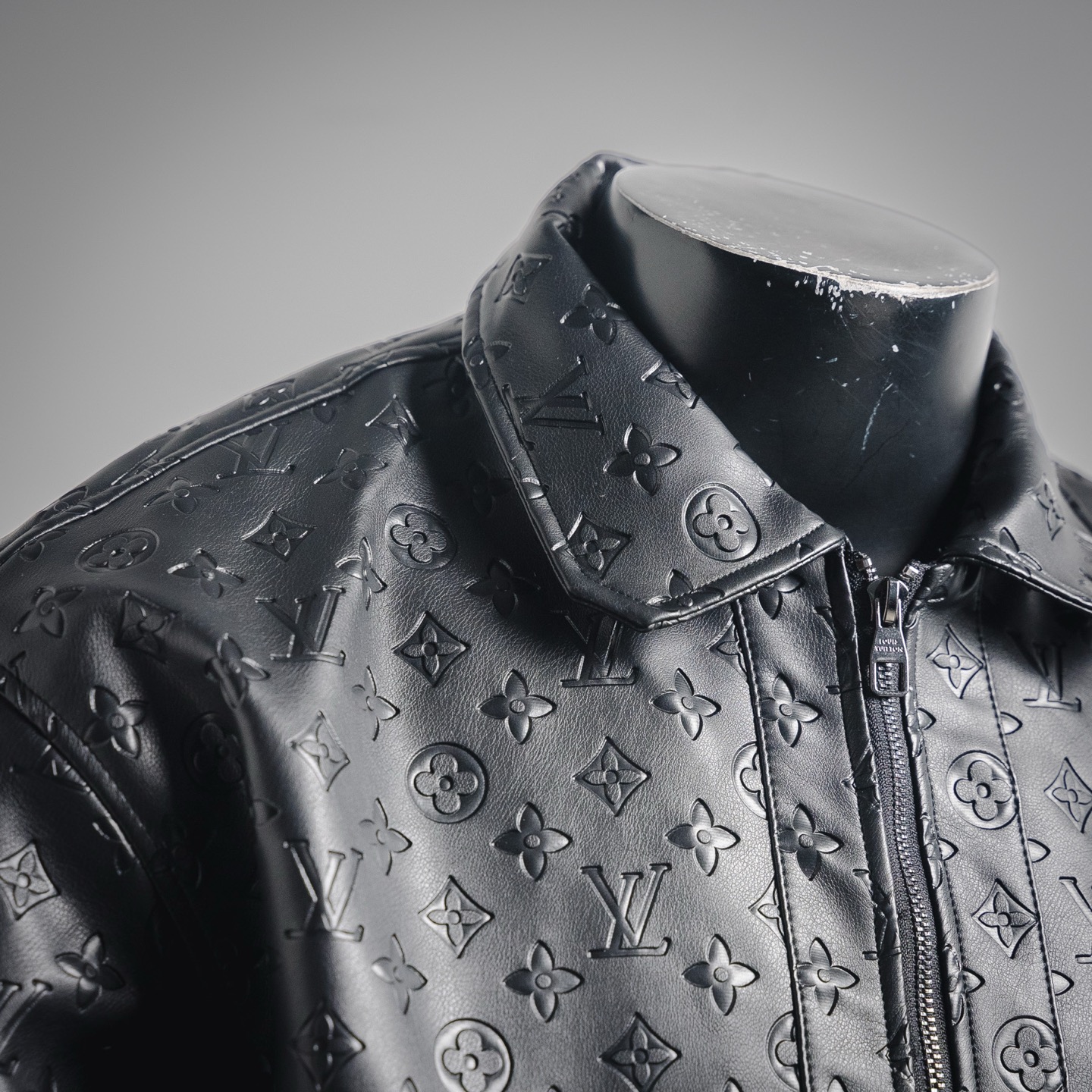 本地自取💰460
LOUIS VUITTON LV 25ss 满logo压花皮衣夹克外套
🔥本款为经典款高品质高版本路易威登老花压花经典皮衣夹克。百搭款,男女同款。
Size:M L XL XXL