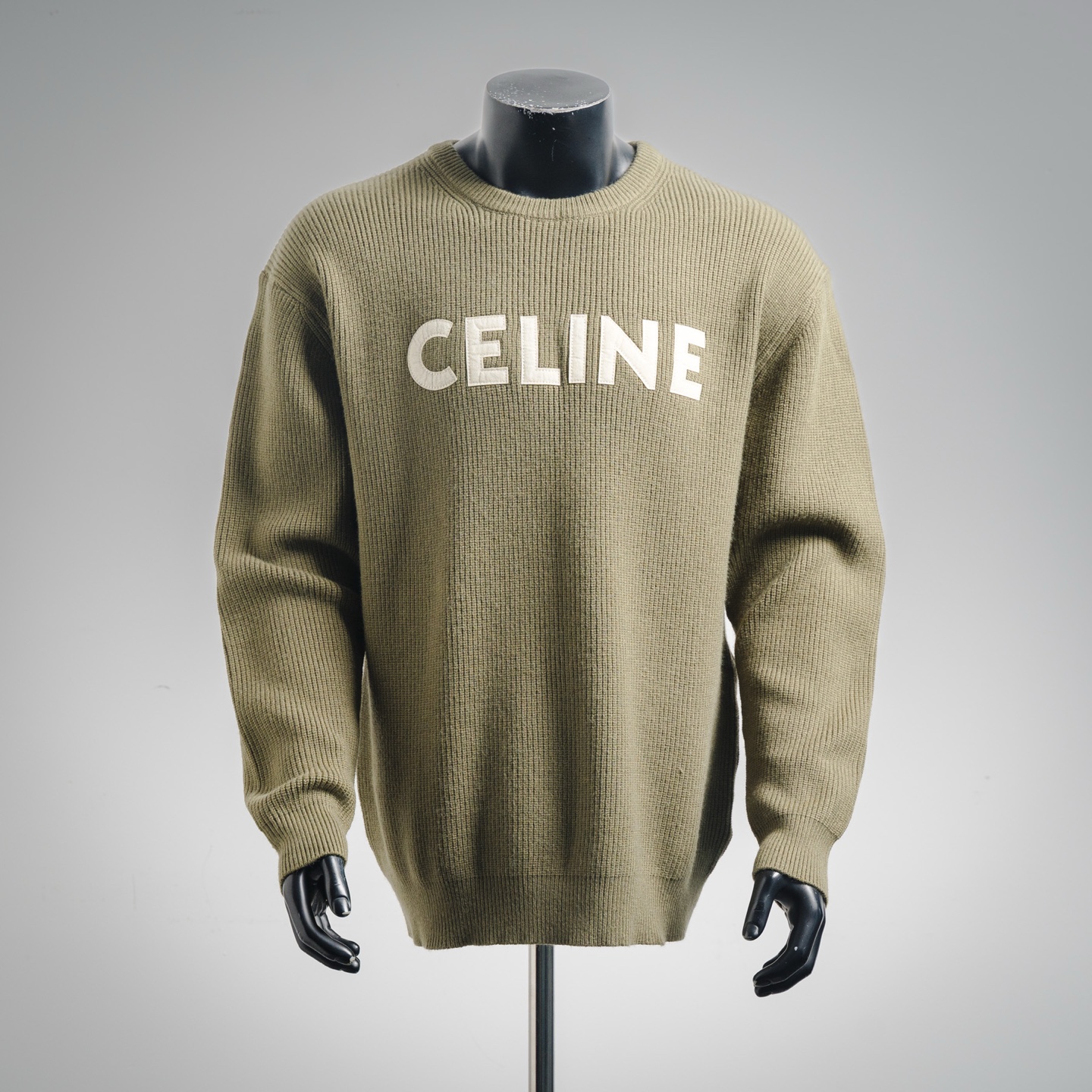 本地自取💰260
Celine赛琳 23ss胸口贴布Logo圆领毛衣
原版官网10500购入，赛琳秋冬最新款LOGO毛衣，版型完全参照原版，市面衣长超过70的都是不对版，原版75羊毛25兔毛，我们用最接近原版的50羊毛20安哥拉毛，水洗后蓬松亲肤柔软，正7针双元宝针法，前胸进口加厚毛毡布激光裁剪，刺绣，刺绣完一定要在经过水洗毛毡才会起毛跟衣服更协调，市面都是用薄毛毡刺绣不能水洗，克重800克。
size：S-L