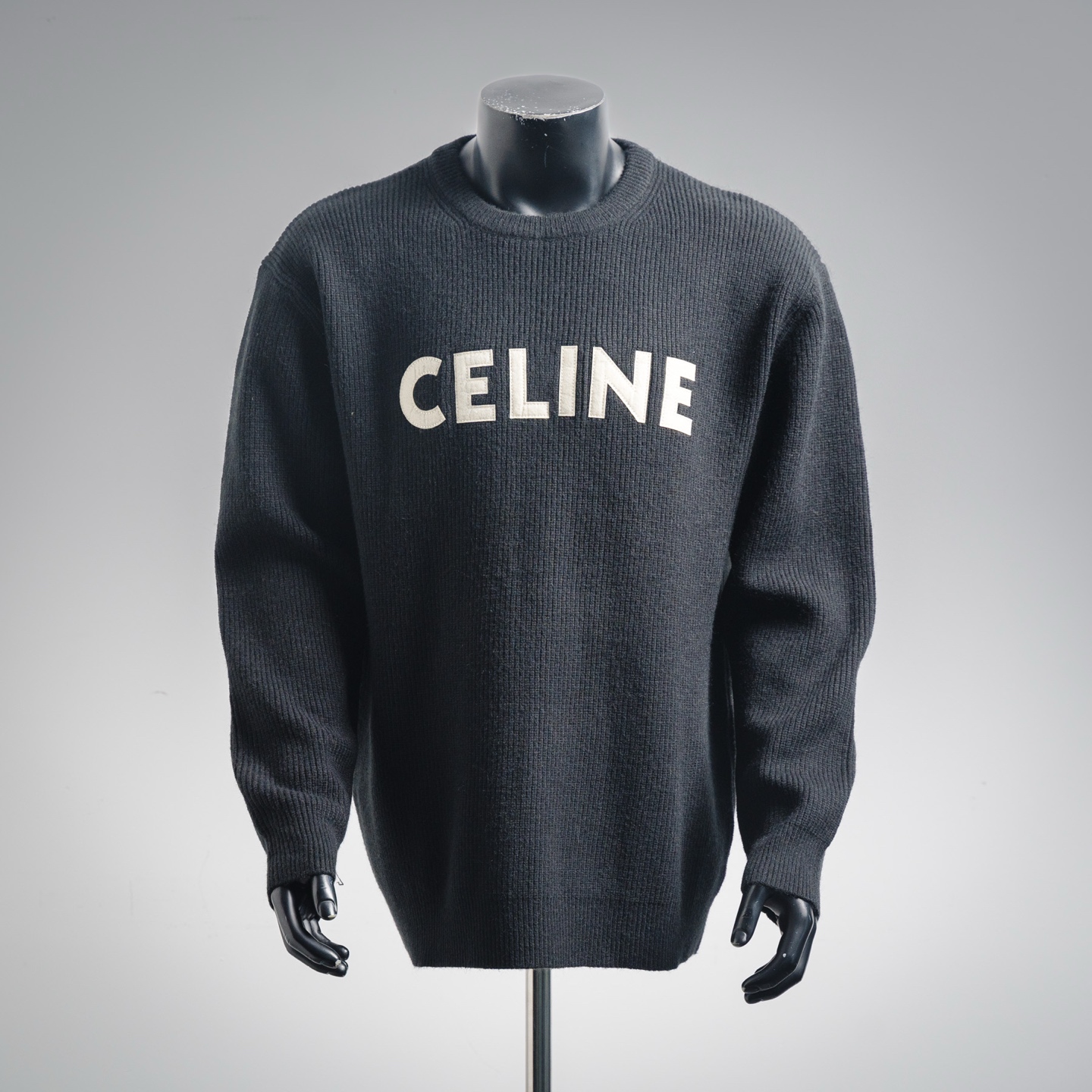 本地自取💰260
Celine赛琳 23ss胸口贴布Logo圆领毛衣
原版官网10500购入，赛琳秋冬最新款LOGO毛衣，版型完全参照原版，市面衣长超过70的都是不对版，原版75羊毛25兔毛，我们用最接近原版的50羊毛20安哥拉毛，水洗后蓬松亲肤柔软，正7针双元宝针法，前胸进口加厚毛毡布激光裁剪，刺绣，刺绣完一定要在经过水洗毛毡才会起毛跟衣服更协调，市面都是用薄毛毡刺绣不能水洗，克重800克。
size：S-L