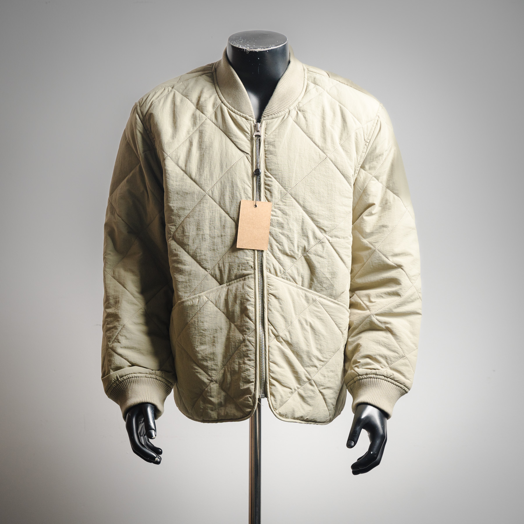 本地自取💰260
STUSSY 23FW  斯图西黑8台球拉链棉服夹克外套
🎱 BALL QUILTED LINER JACKET 首先，先讲讲工艺，整件衣服全部菱形格子都要对位，需要一件件手工裁剪才行，整整耗时七天才能裁完。
全包边设定，等于一个拼接位要车缝三次！！！
先打边收口，再用原身布两边包起来，好看是好看，要花费三倍的时间，工钱也是三倍
后幅的黑8绣花，是先做好一个绣花章，再缝上去的。采用了羊毛混涤纶的面料，比纯涤纶要贵两倍，但手感舒服且柔软。整体也是比较软的，后背不会有硬硬的异物感
采用正品YKK拉链，顶普通的无牌拉链3条有多了。YKK官方测试实用一万次无损，上下拉合非常顺滑不拉扯。
领子采用和原版一致的羊毛混纺材质，硬挺有型，不会松松垮垮的
颜色：黑色  卡其色 绿色
尺码：M-XXL