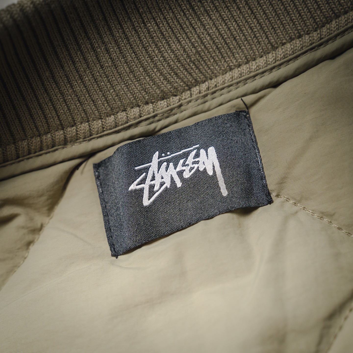 本地自取💰260
STUSSY 23FW 斯图西黑8台球拉链棉服夹克外套
🎱 BALL QUILTED LINER JACKET 首先,先讲讲工艺,整件衣服全部菱形格子都要对位,需要一件件手工裁剪才行,整整耗时七天才能裁完。
全包边设定,等于一个拼接位要车缝三次!!!
先打边收口,再用原身布两边包起来,好看是好看,要花费三倍的时间,工钱也是三倍
后幅的黑8绣花,是先做好一个绣花章,再缝上去的。采用了羊毛混涤纶的面料,比纯涤纶要贵两倍,但手感舒服且柔软。整体也是比较软的,后背不会有硬硬的异物感
采用正品YKK拉链,顶普通的无牌拉链3条有多了。YKK官方测试实用一万次无损,上下拉合非常顺滑不拉扯。
领子采用和原版一致的羊毛混纺材质,硬挺有型,不会松松垮垮的
颜色:黑色 卡其色 绿色
尺码:M-XXL