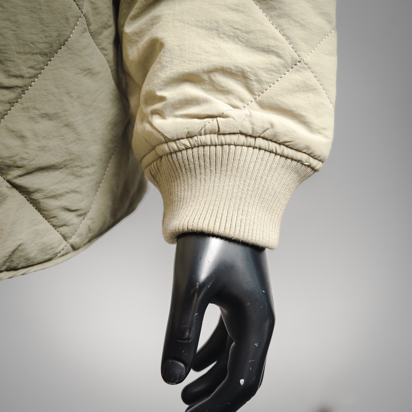 本地自取💰260
STUSSY 23FW 斯图西黑8台球拉链棉服夹克外套
🎱 BALL QUILTED LINER JACKET 首先,先讲讲工艺,整件衣服全部菱形格子都要对位,需要一件件手工裁剪才行,整整耗时七天才能裁完。
全包边设定,等于一个拼接位要车缝三次!!!
先打边收口,再用原身布两边包起来,好看是好看,要花费三倍的时间,工钱也是三倍
后幅的黑8绣花,是先做好一个绣花章,再缝上去的。采用了羊毛混涤纶的面料,比纯涤纶要贵两倍,但手感舒服且柔软。整体也是比较软的,后背不会有硬硬的异物感
采用正品YKK拉链,顶普通的无牌拉链3条有多了。YKK官方测试实用一万次无损,上下拉合非常顺滑不拉扯。
领子采用和原版一致的羊毛混纺材质,硬挺有型,不会松松垮垮的
颜色:黑色 卡其色 绿色
尺码:M-XXL